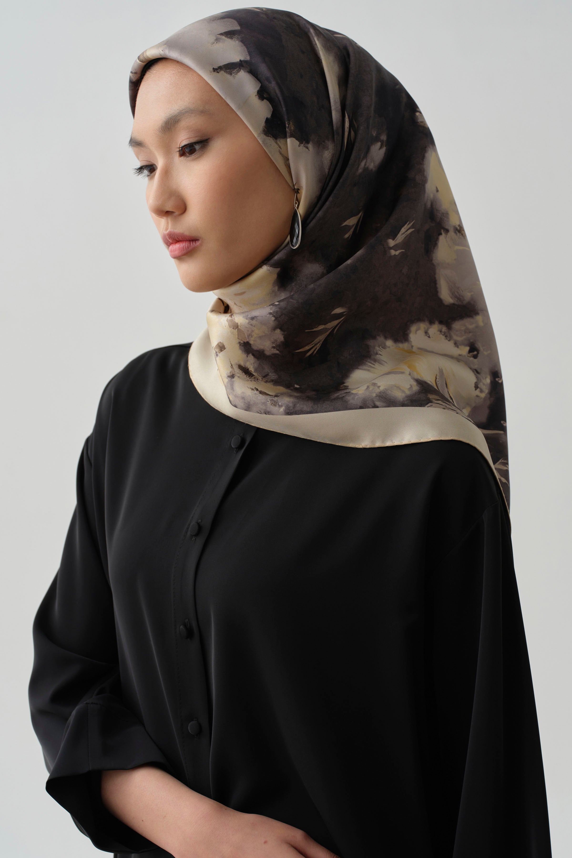 Fulya Twill İpek Eşarp - Siyah TUGBA