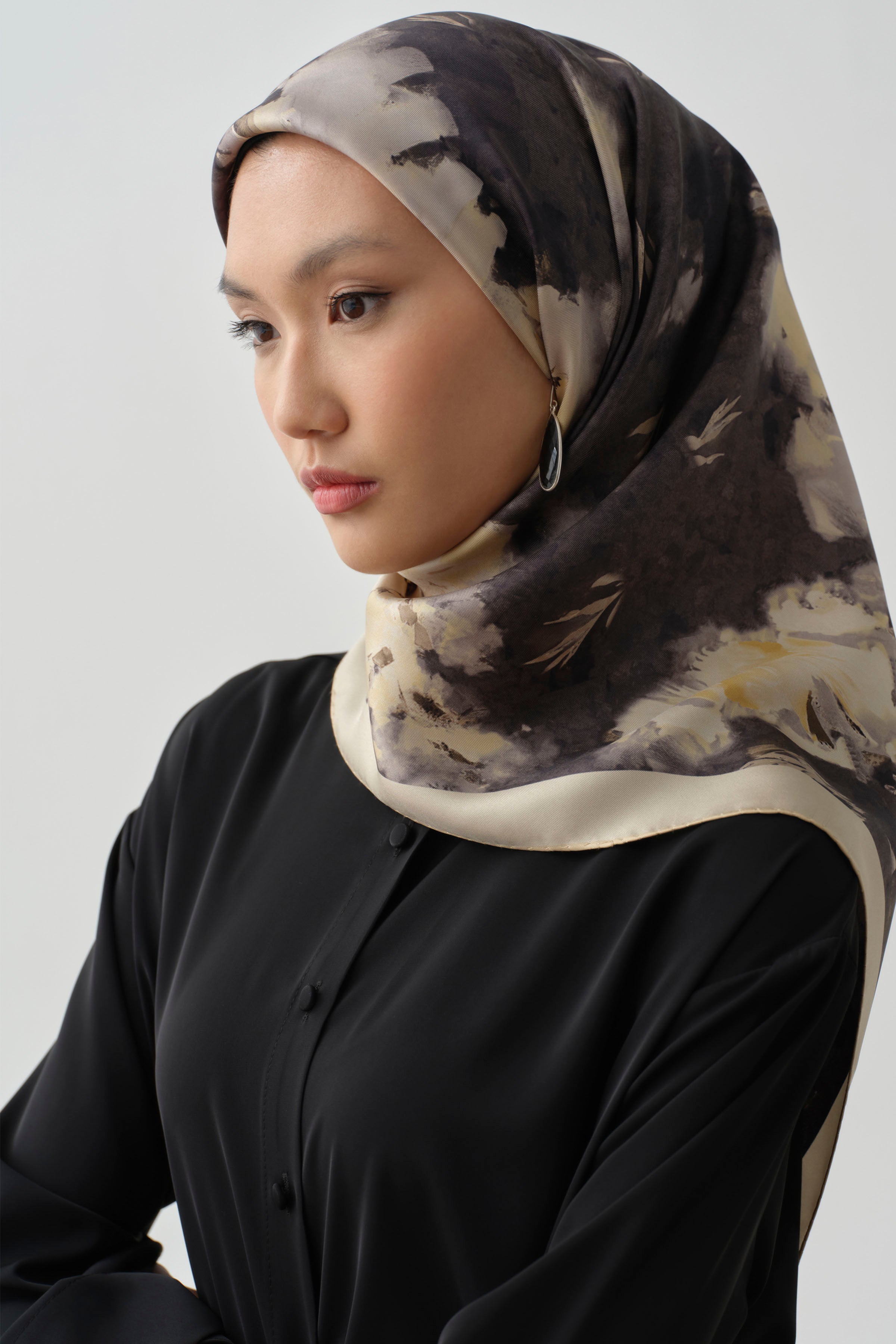 Fulya Twill İpek Eşarp - Siyah TUGBA