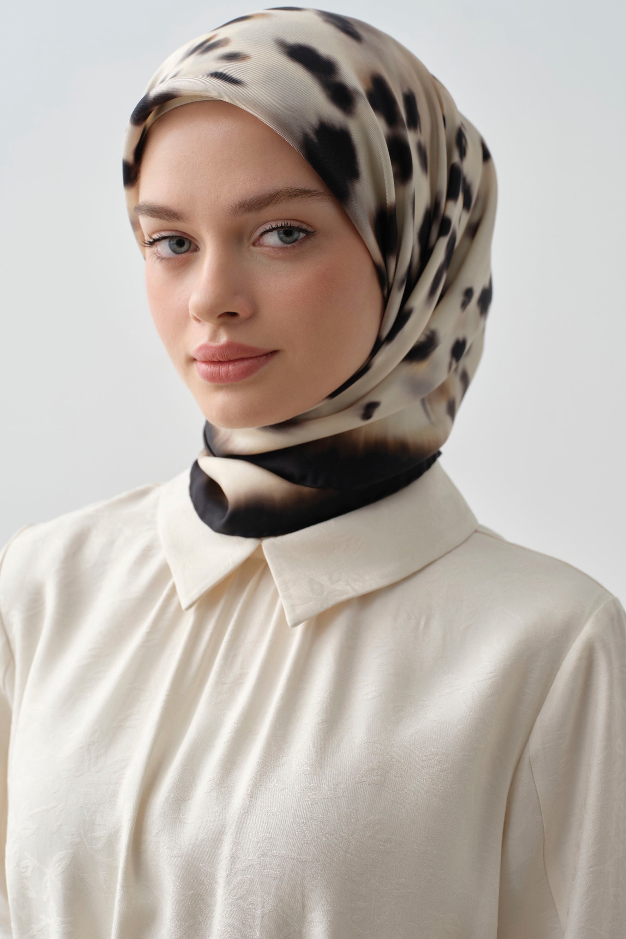 Sebu Twill İpek Eşarp - Ekru TUGBA
