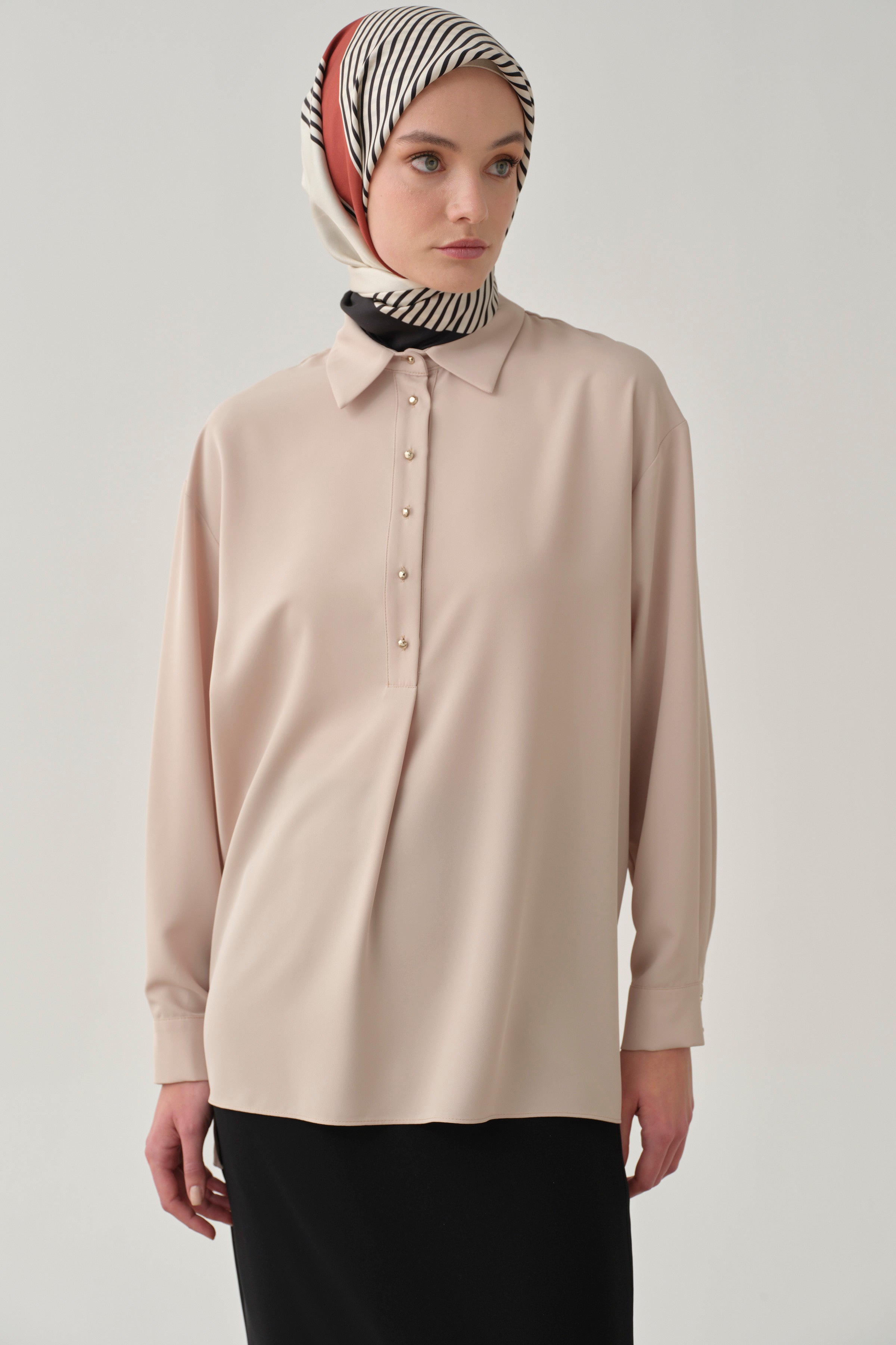 Yırtmaçlı Asimetrik Kesim Bluz - Bej TUGBA