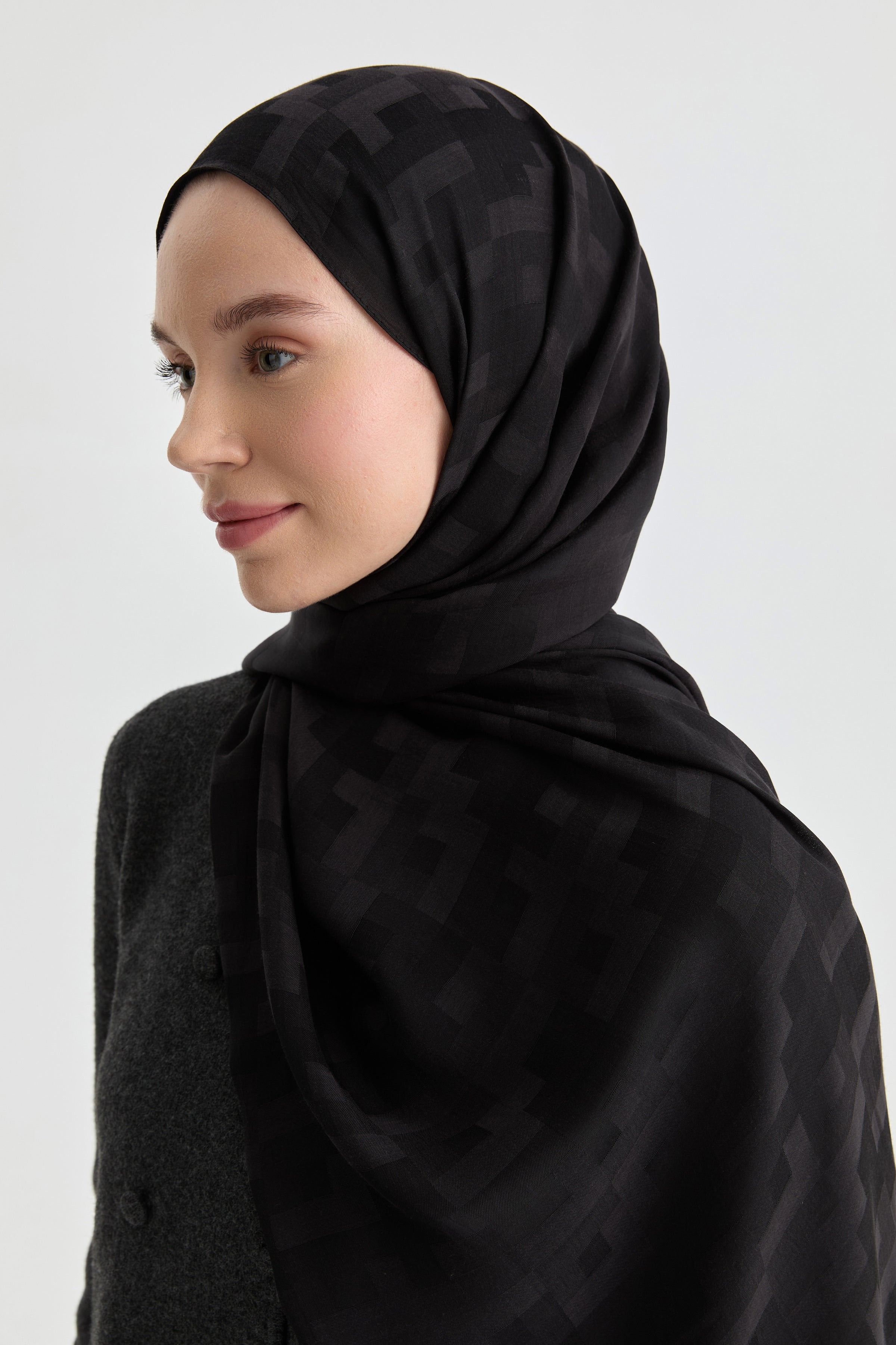 Serra Jakar Natural Şal - Siyah TUGBA