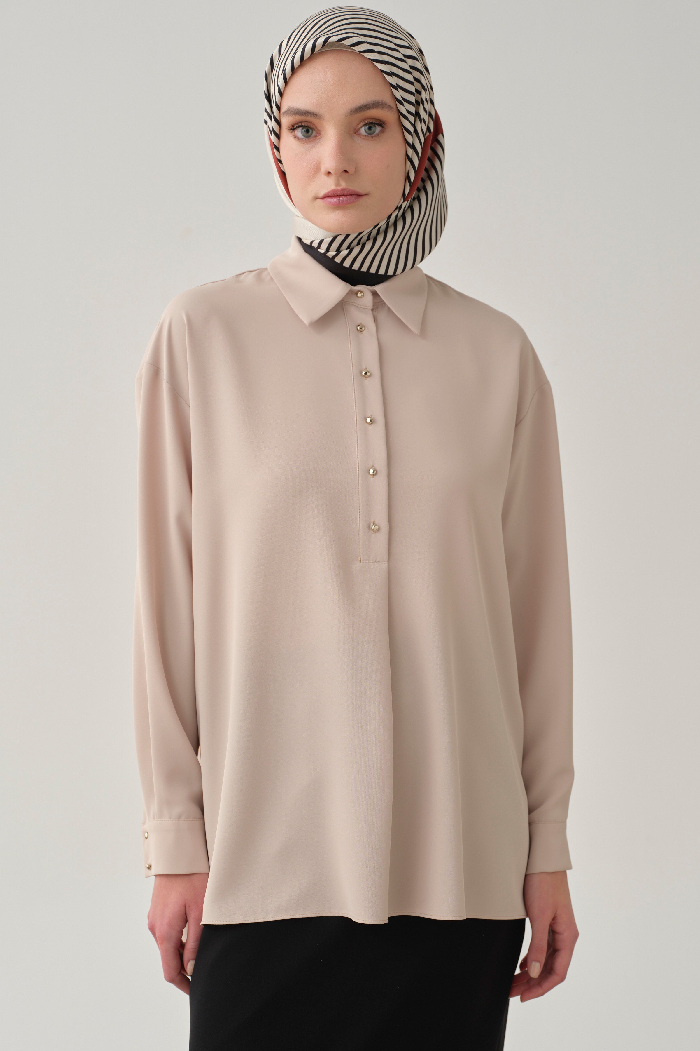 Yırtmaçlı Asimetrik Kesim Bluz - Bej TUGBA