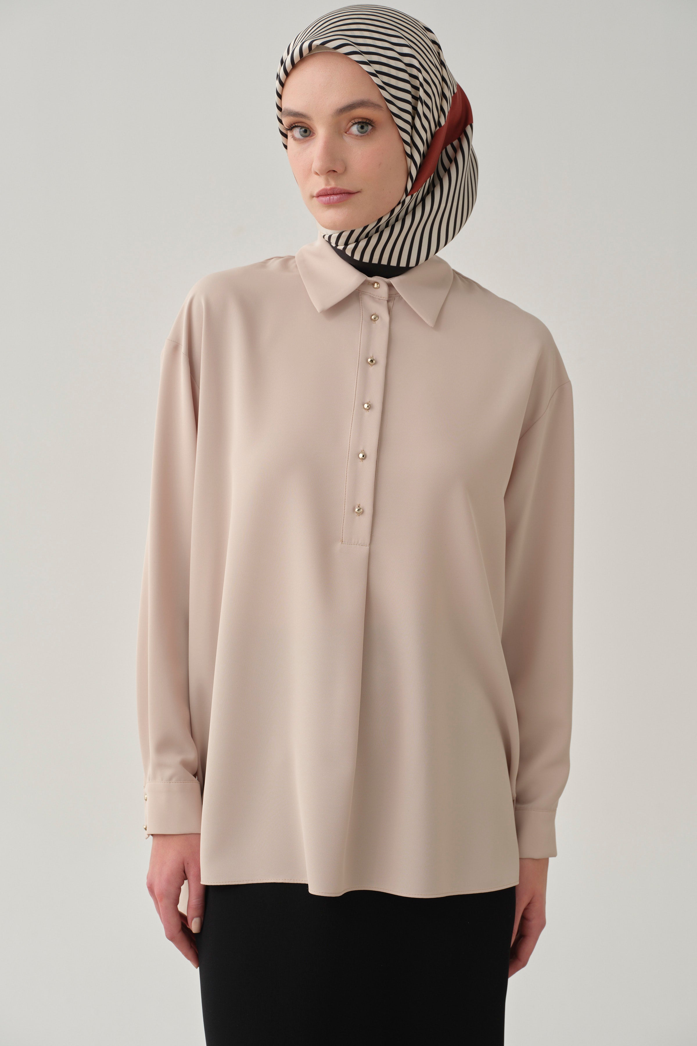 Yırtmaçlı Asimetrik Kesim Bluz - Bej TUGBA