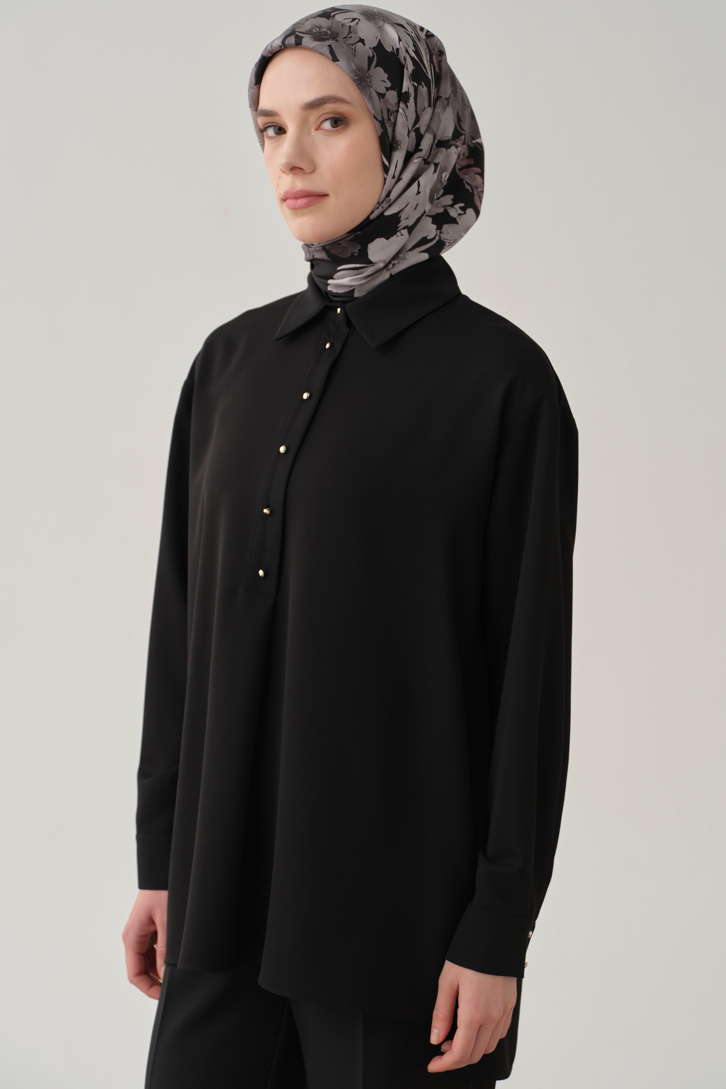 Yırtmaçlı Asimetrik Kesim Bluz - Siyah TUGBA