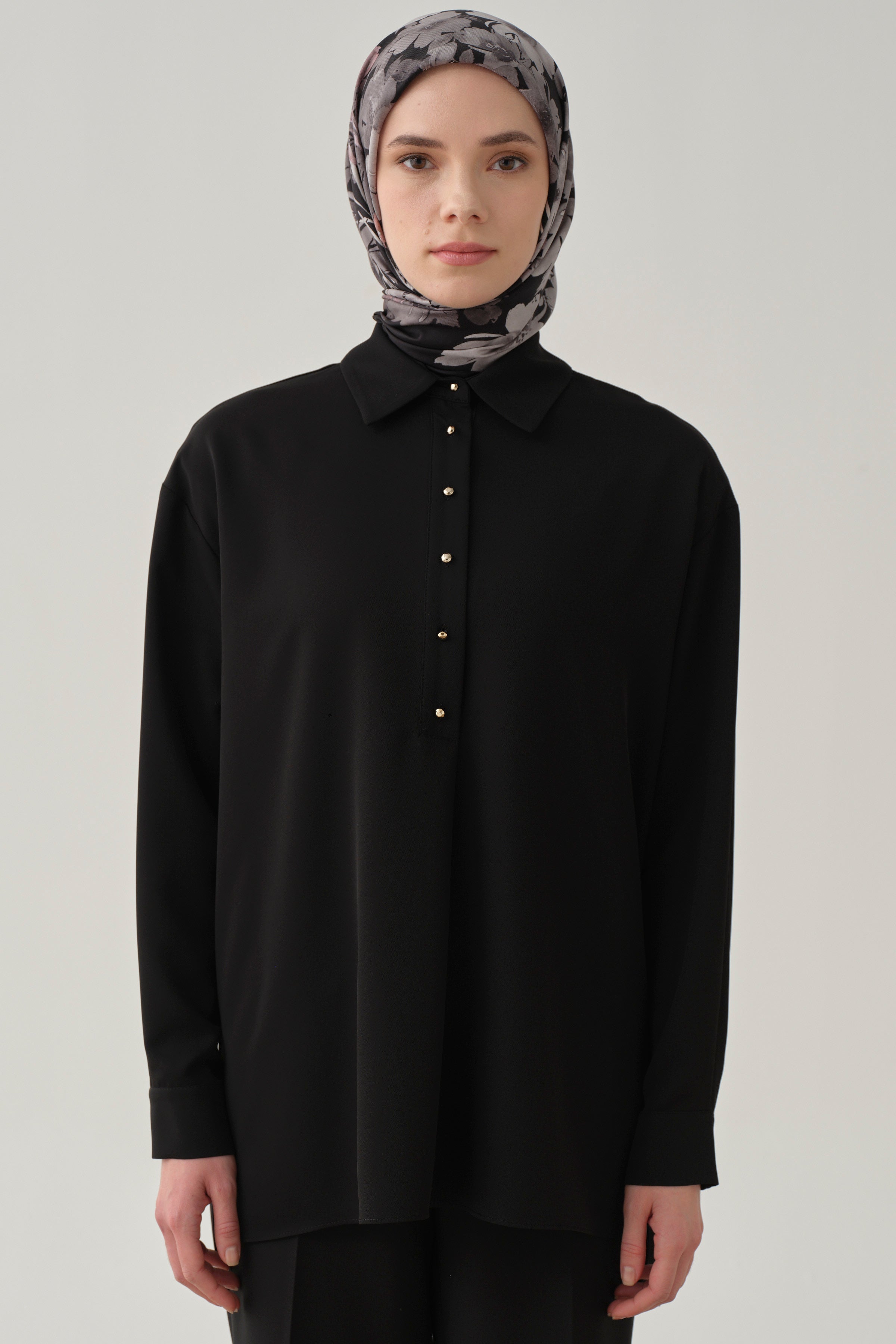 Yırtmaçlı Asimetrik Kesim Bluz - Siyah TUGBA