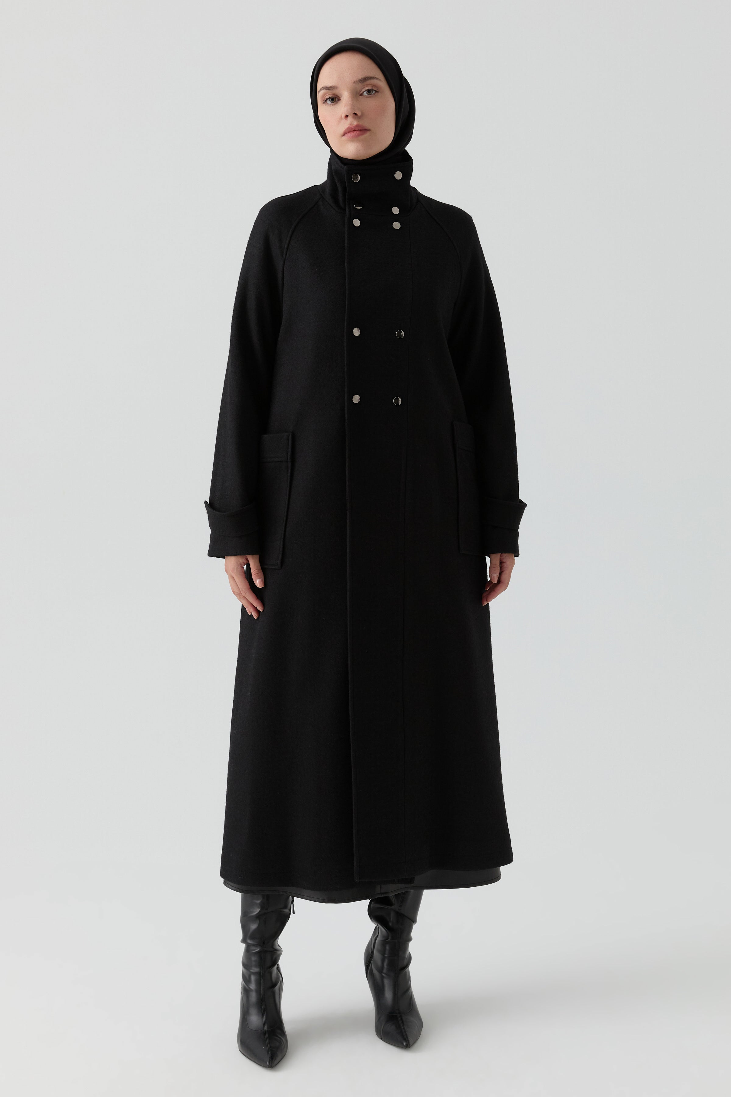 Ters Pat Kapamalı Keçe Manto - Siyah TUGBA