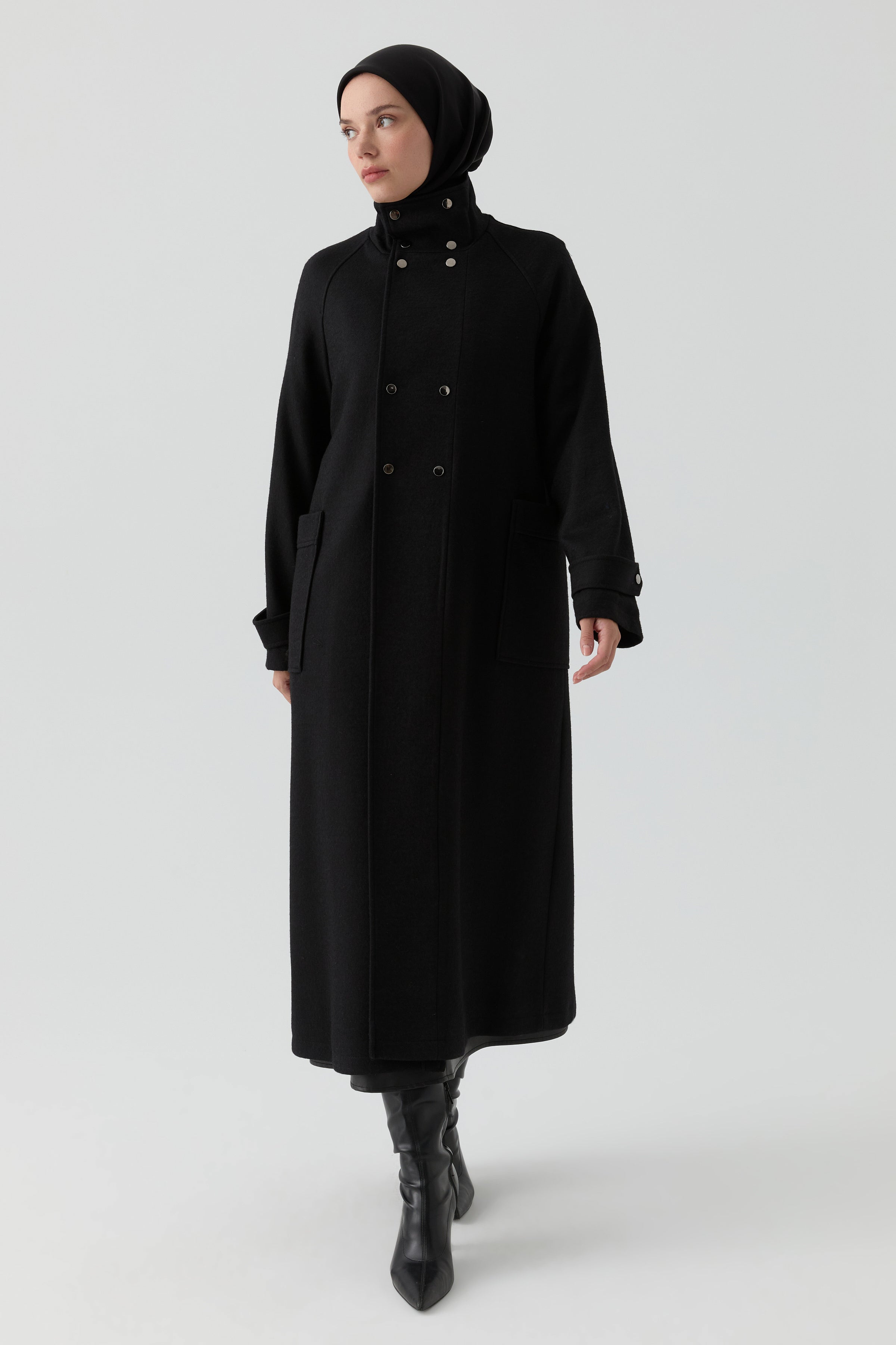 Ters Pat Kapamalı Keçe Manto - Siyah TUGBA