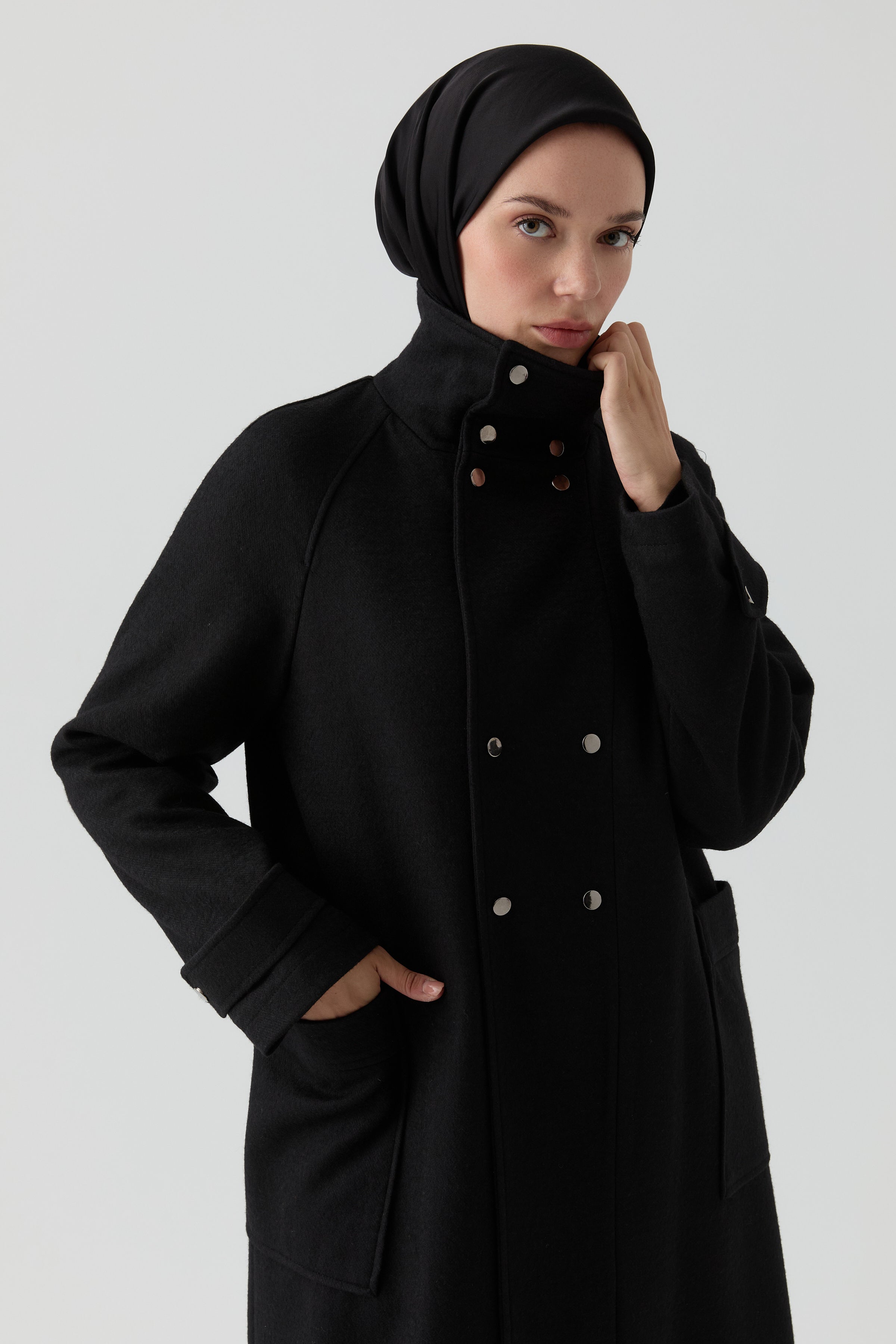 Ters Pat Kapamalı Keçe Manto - Siyah TUGBA