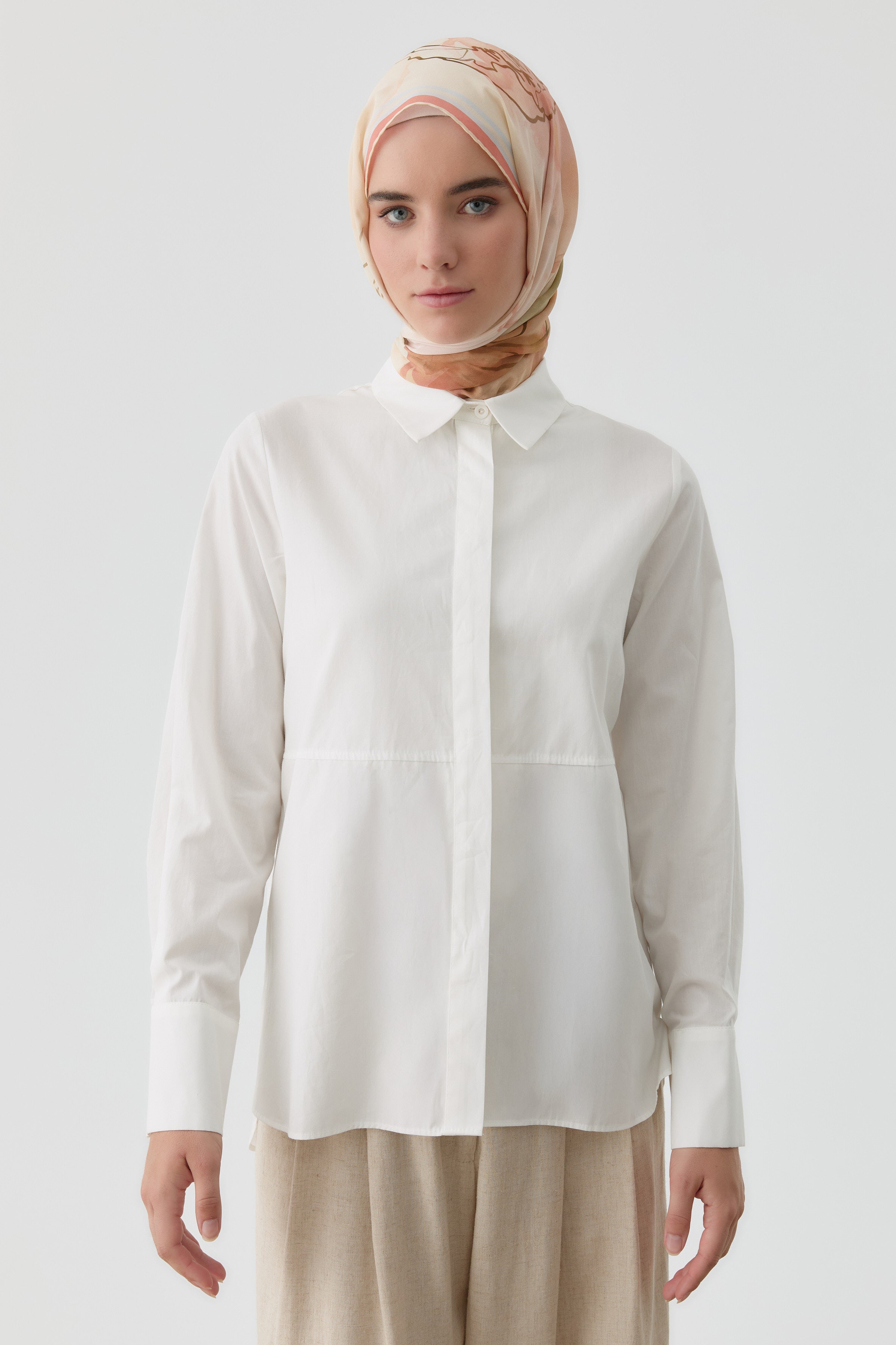 Kesik Detaylı Yırtmaçlı Gömlek - Ekru TUGBA