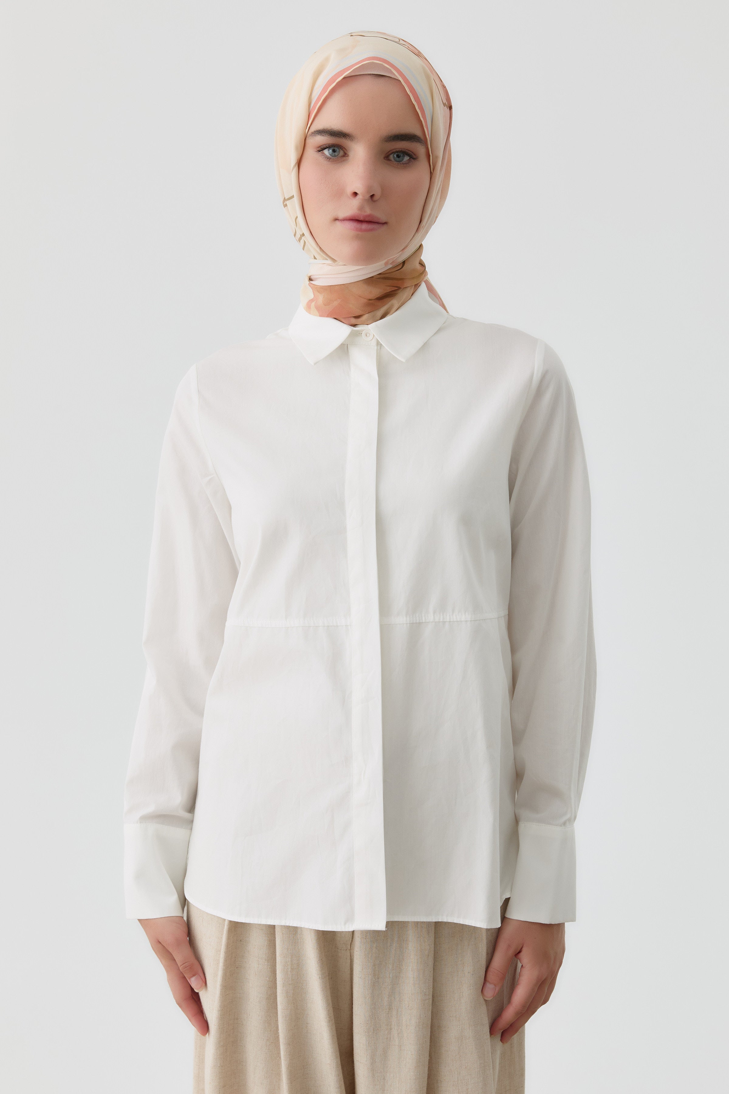 Kesik Detaylı Yırtmaçlı Gömlek - Ekru TUGBA