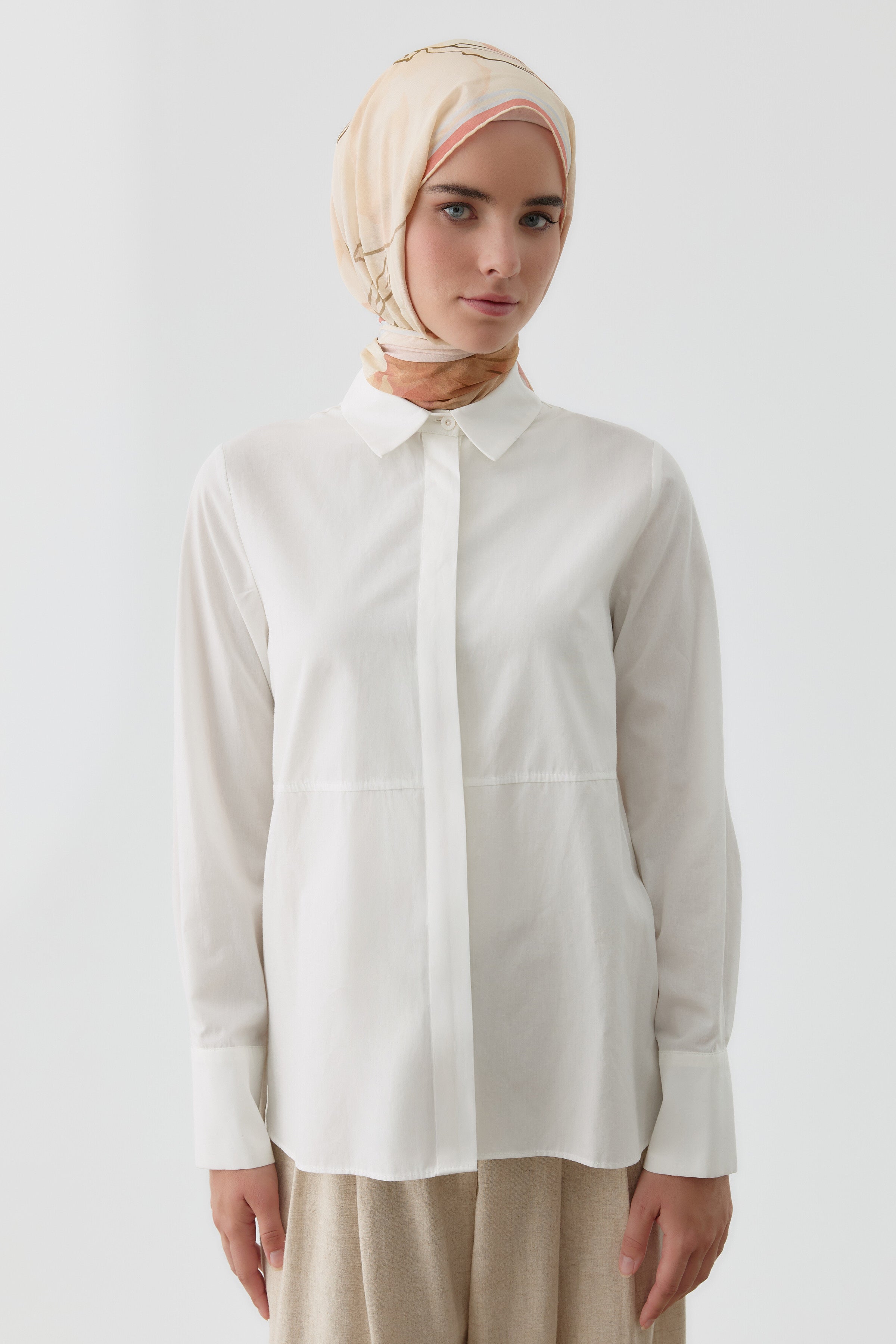 Kesik Detaylı Yırtmaçlı Gömlek - Ekru TUGBA