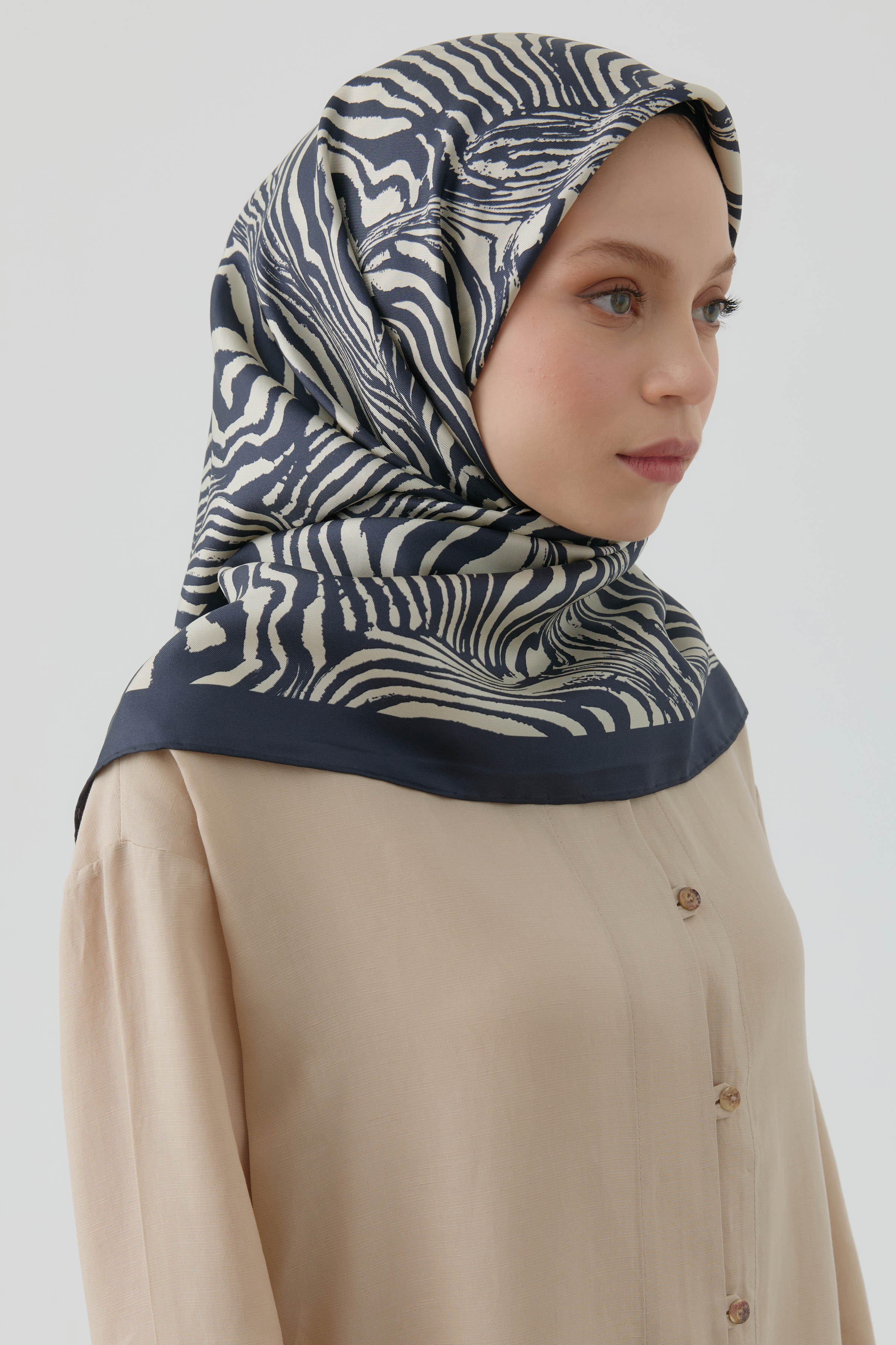 Nilda Twill İpek Eşarp - Lacivert-Bej TUGBA