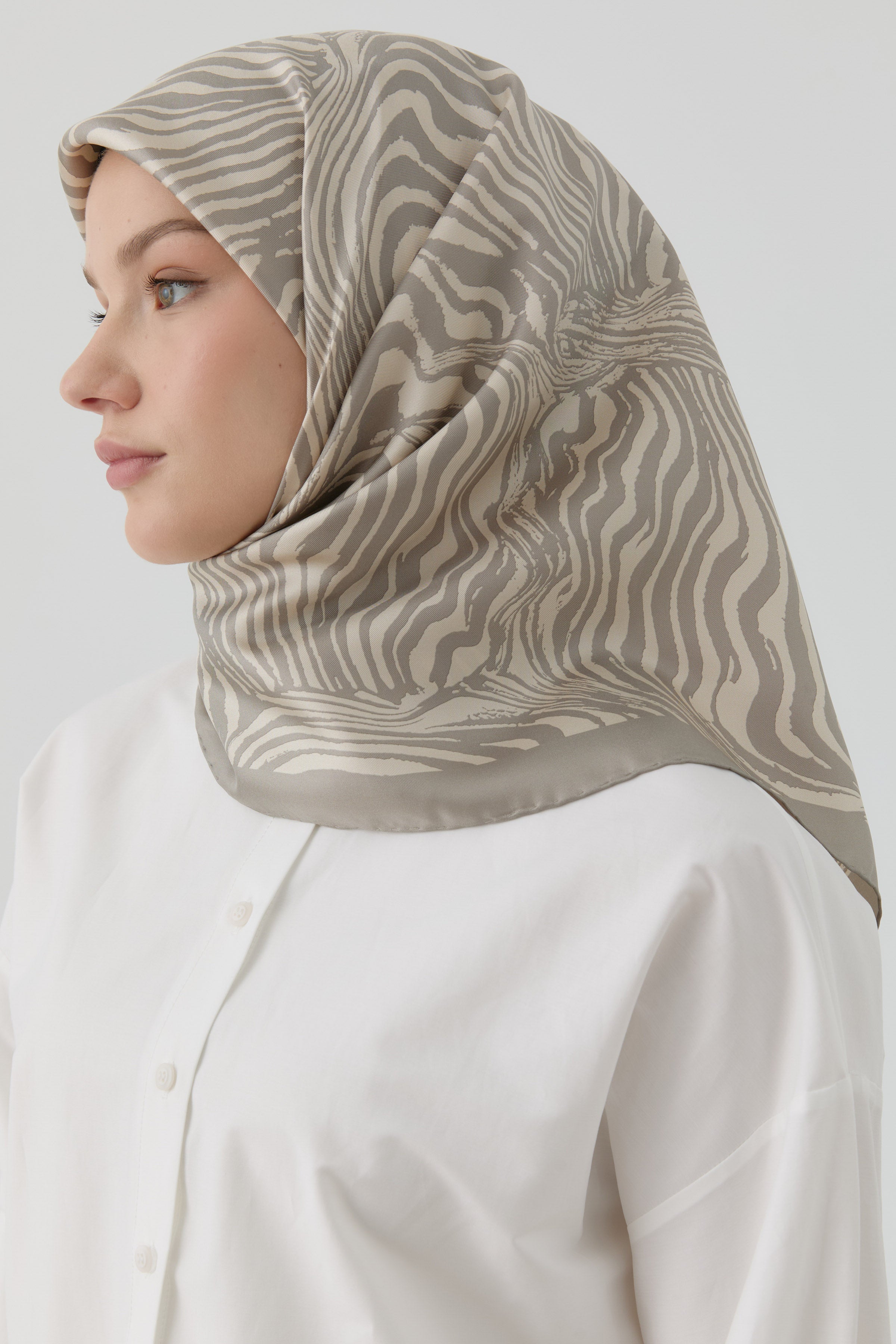 Nilda Twill İpek Eşarp - Taş TUGBA