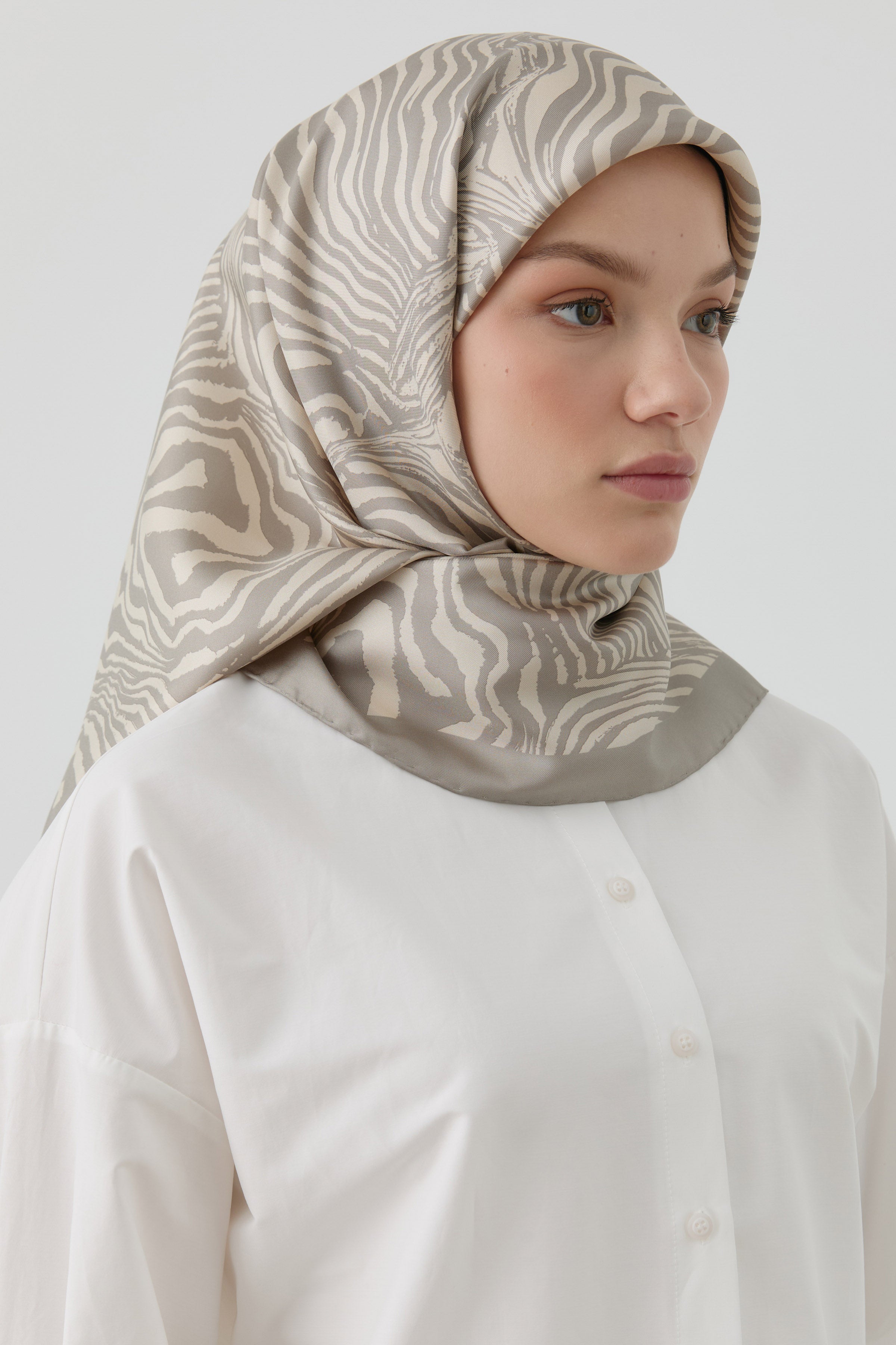 Nilda Twill İpek Eşarp - Taş TUGBA