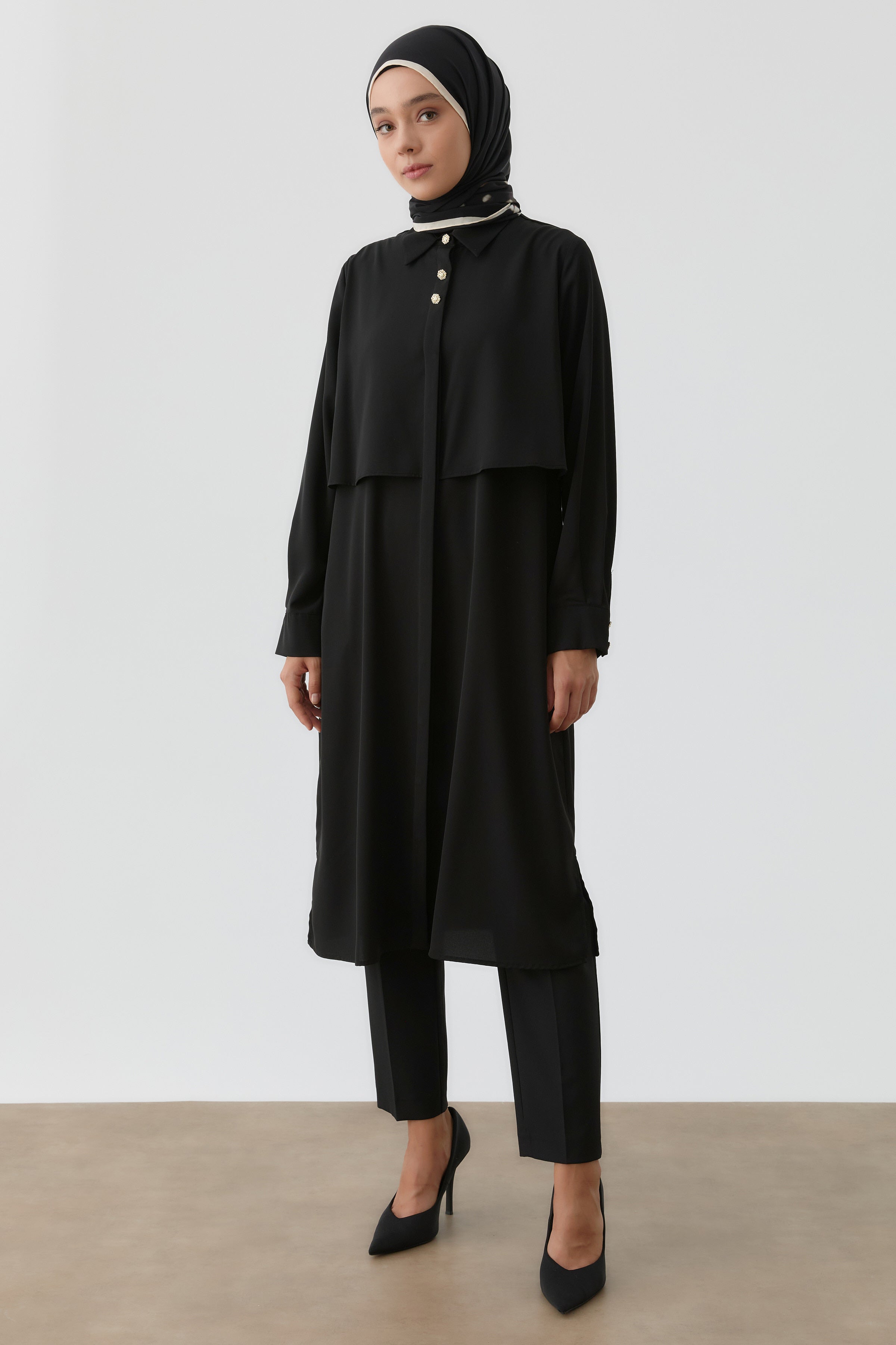 Rüzgarlık Detaylı Çiçek Düğmeli Tunik - Siyah TUGBA