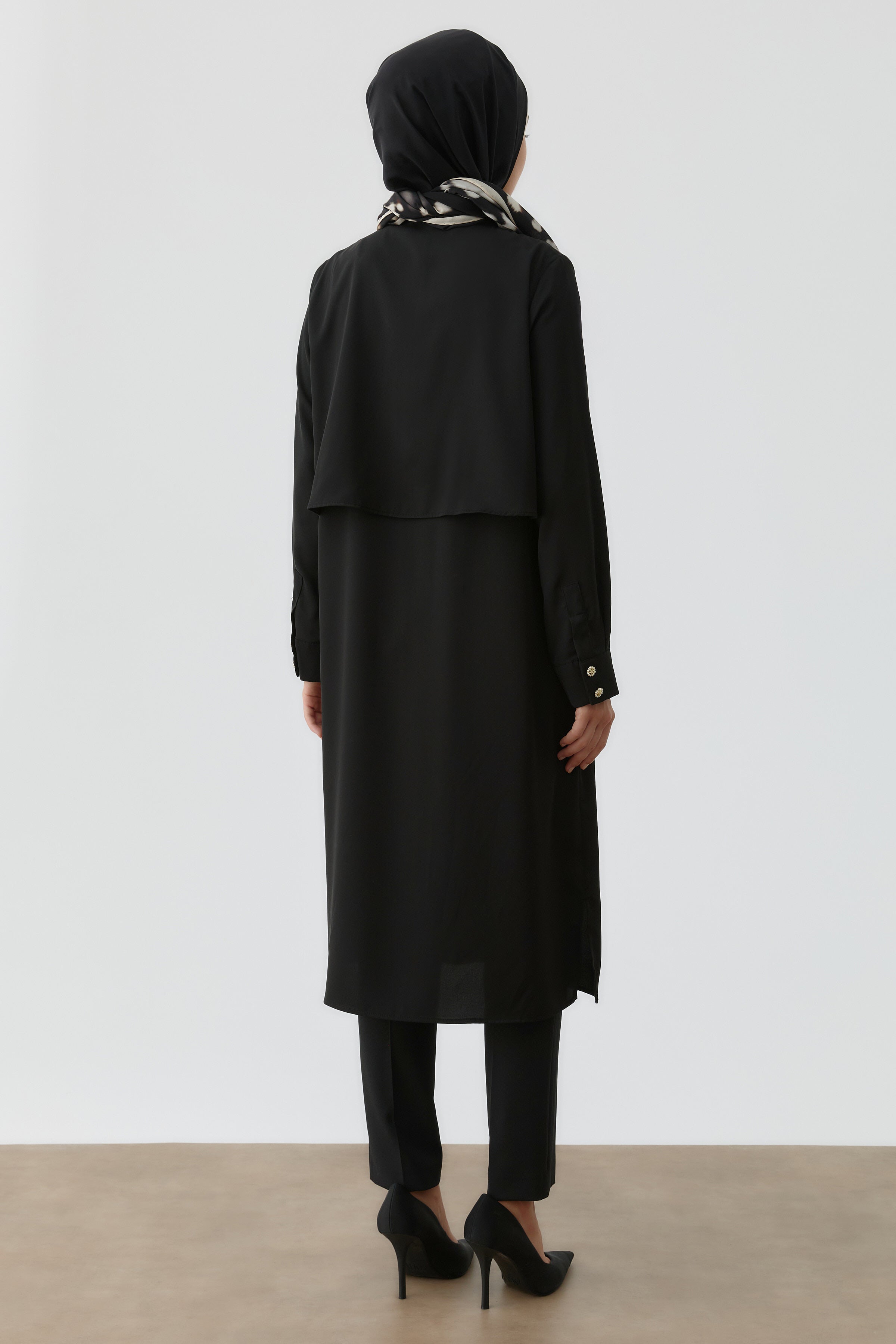 Rüzgarlık Detaylı Çiçek Düğmeli Tunik - Siyah TUGBA