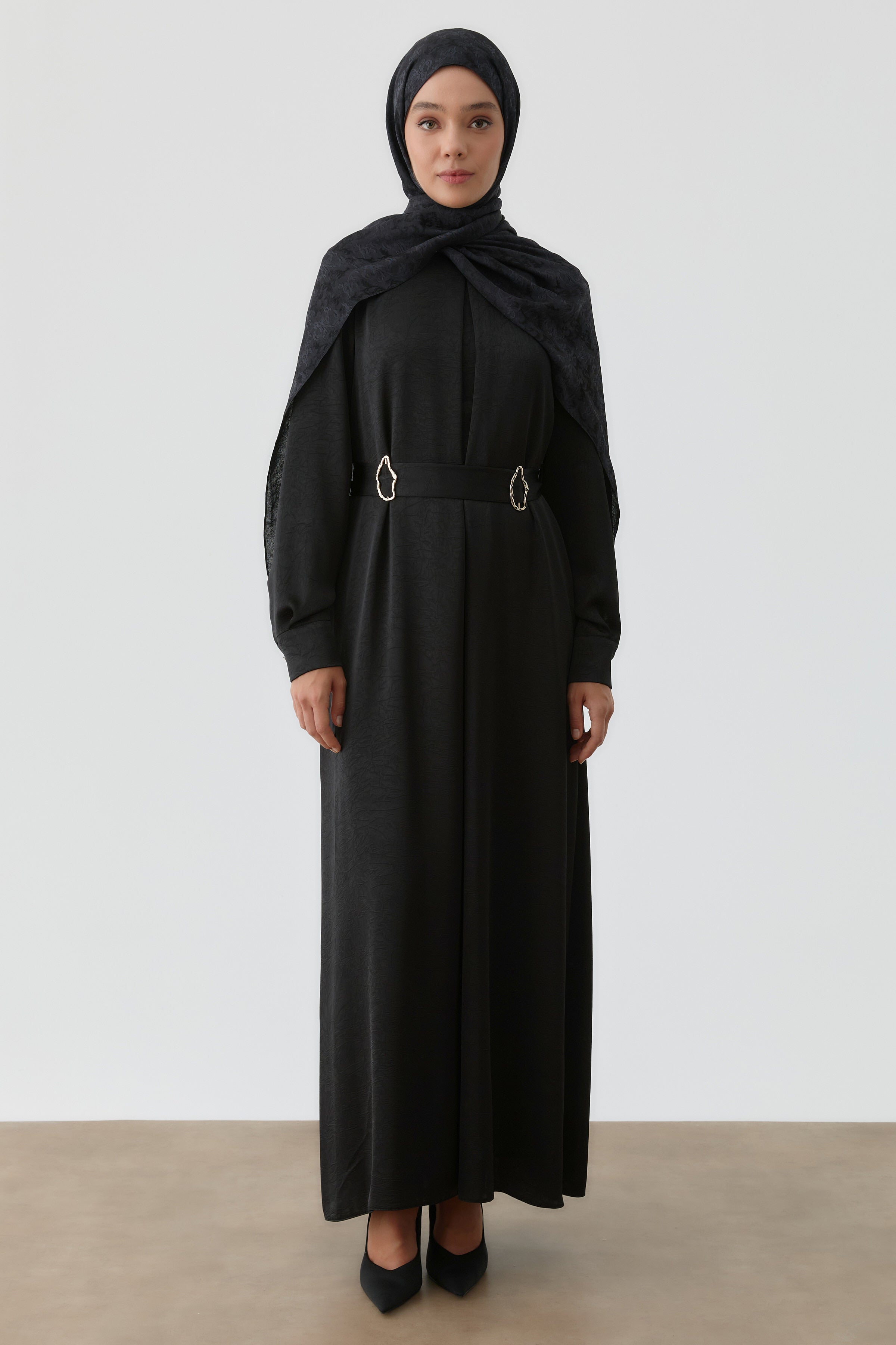 Plikaşe Detaylı Kemerli Elbise - Siyah TUGBA