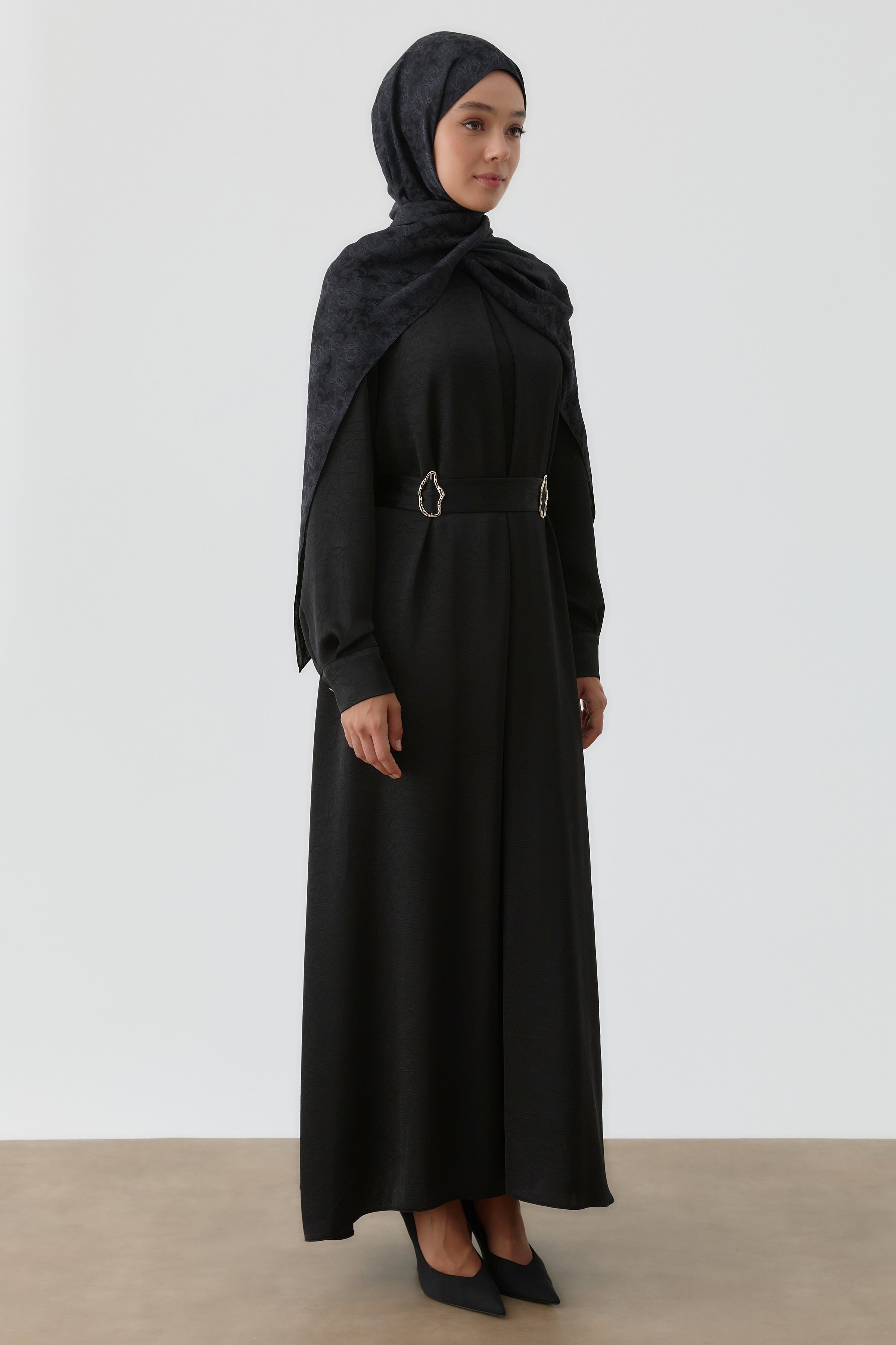 Plikaşe Detaylı Kemerli Elbise - Siyah TUGBA