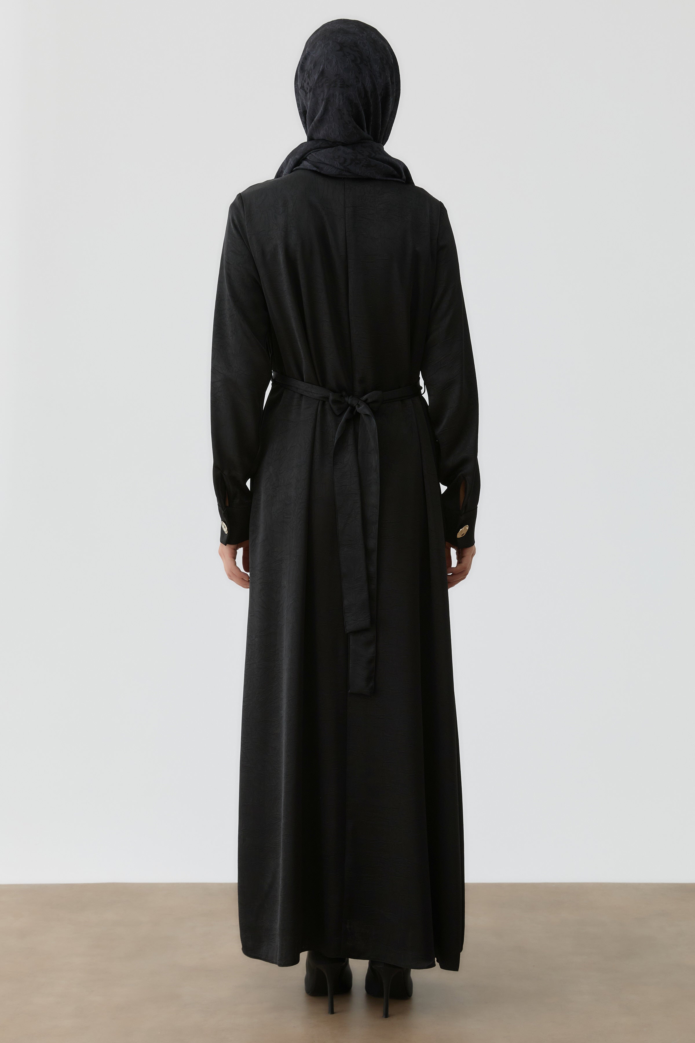 Plikaşe Detaylı Kemerli Elbise - Siyah TUGBA