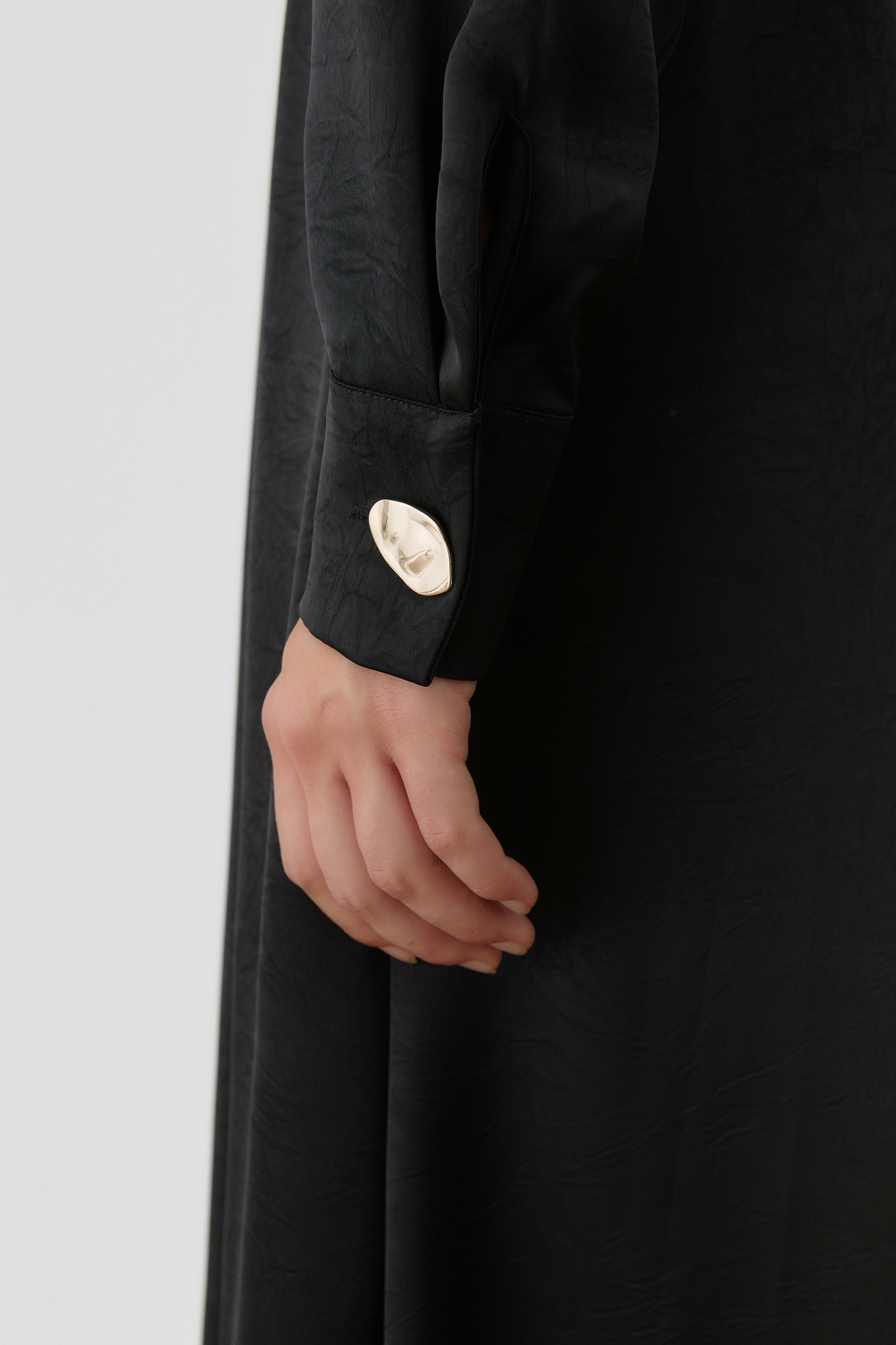 Plikaşe Detaylı Kemerli Elbise - Siyah TUGBA