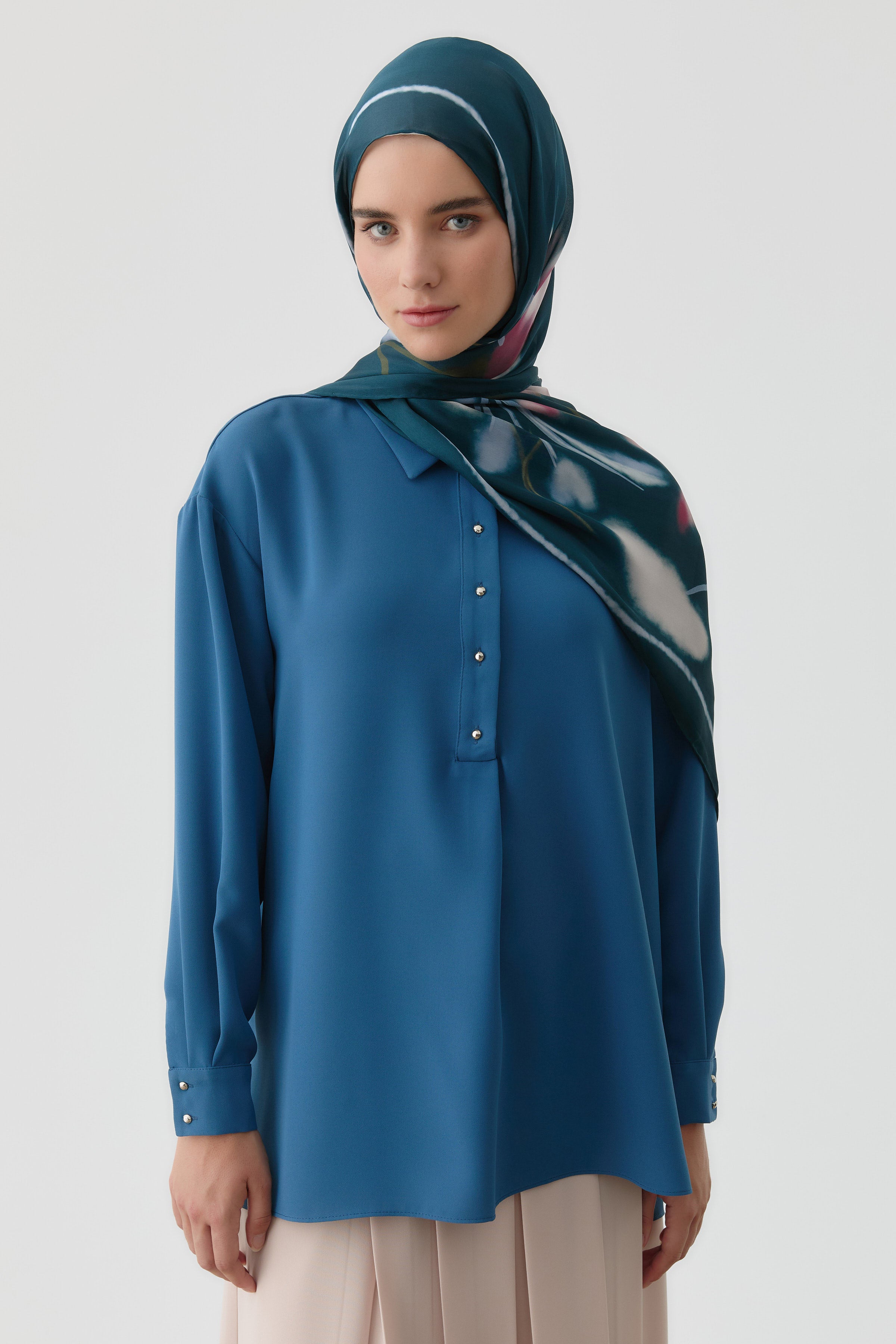 Yırtmaçlı Asimetrik Kesim Bluz - Mavi TUGBA