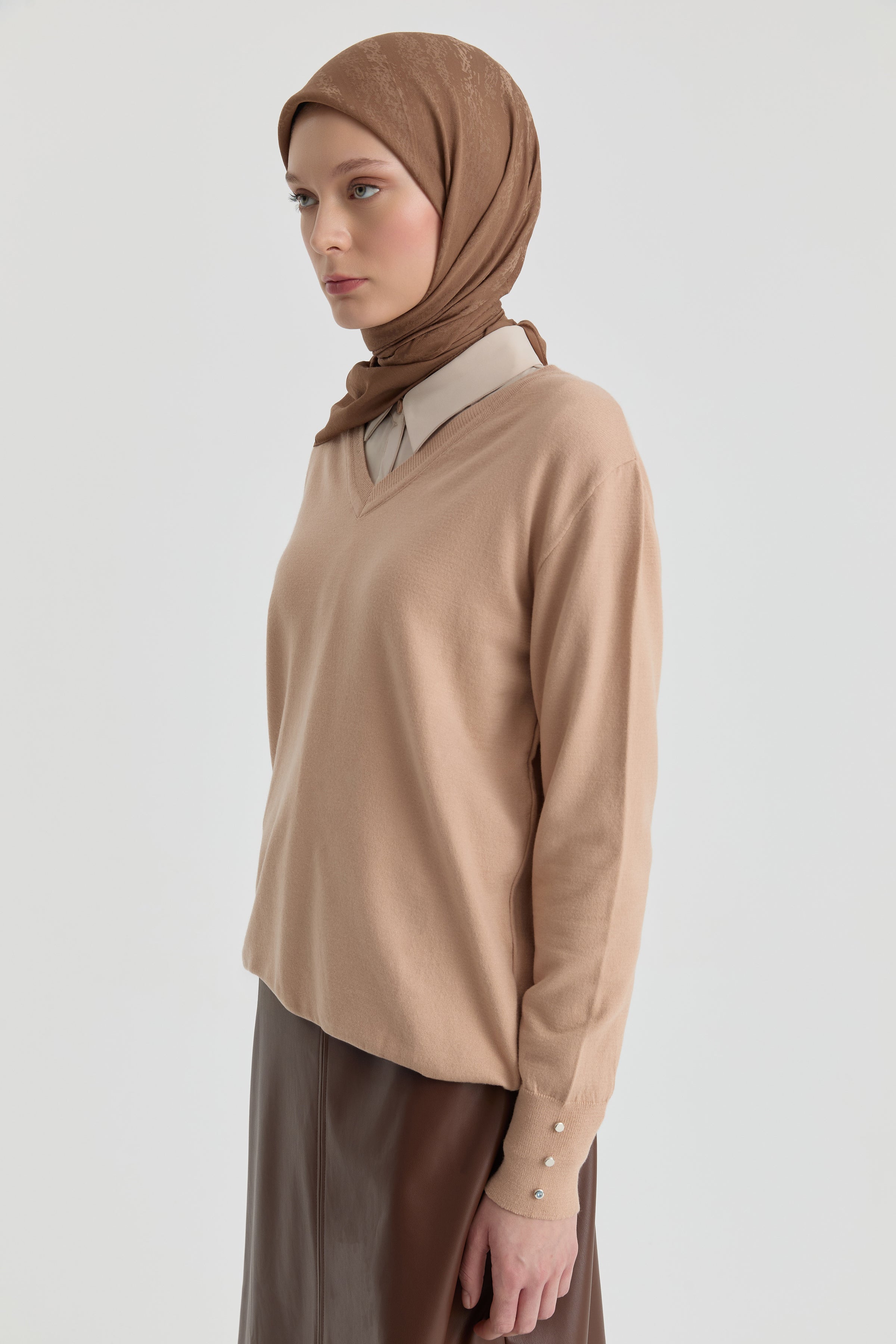 V Yaka Kol Düğme Detaylı Kazak - Camel TUGBA