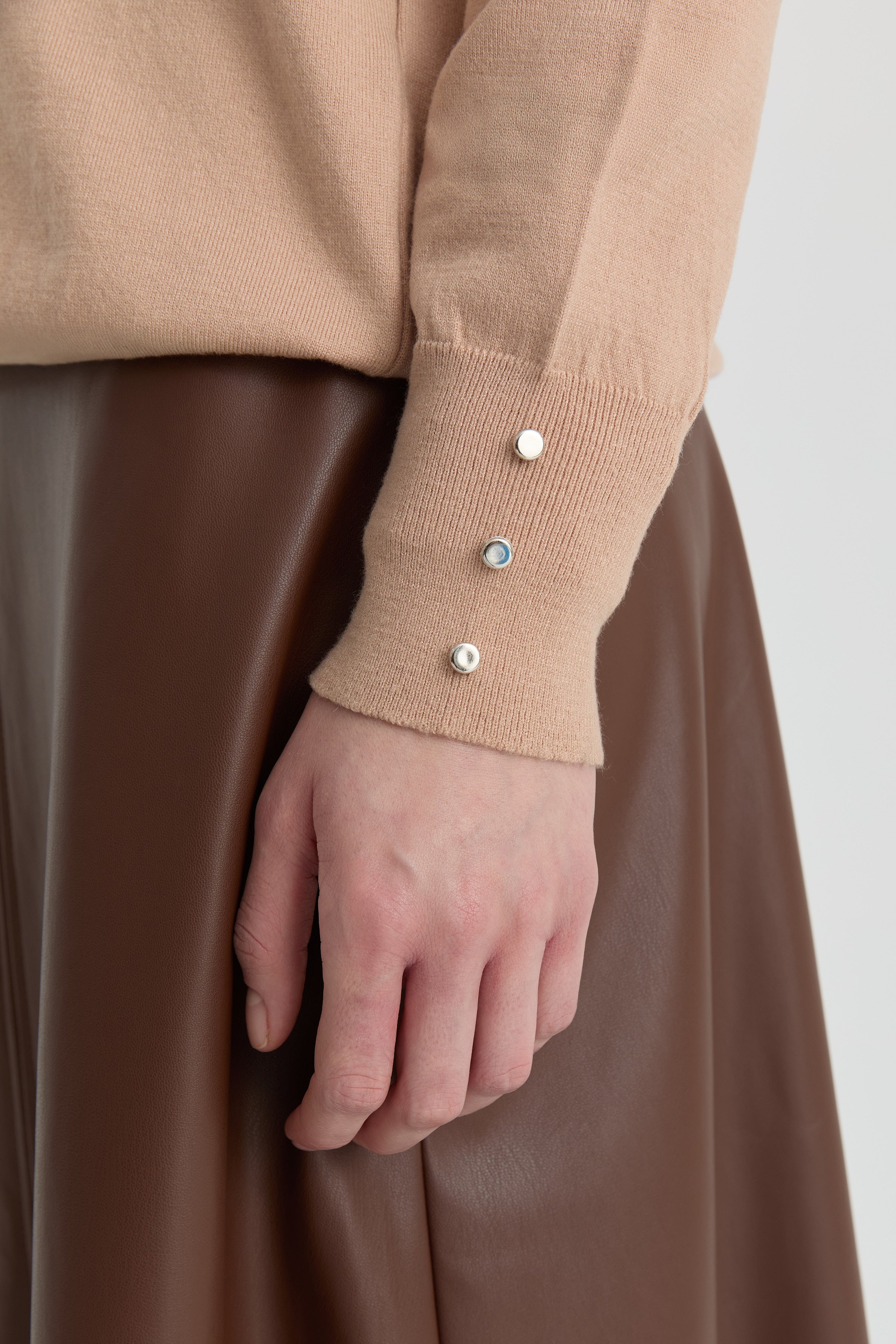 V Yaka Kol Düğme Detaylı Kazak - Camel TUGBA