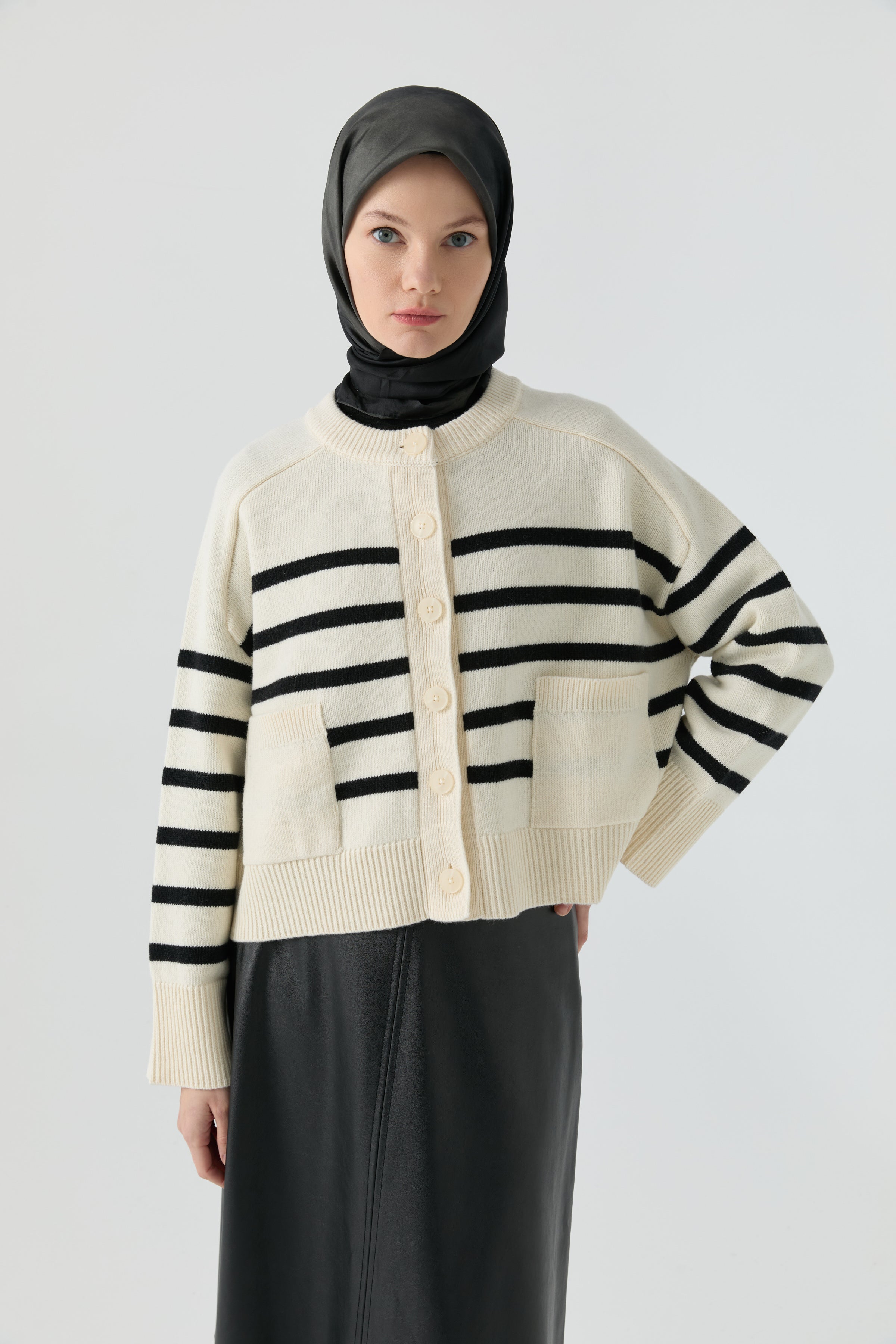 Bisiklet Yaka Çizgili Hırka - Ekru - Siyah TUGBA