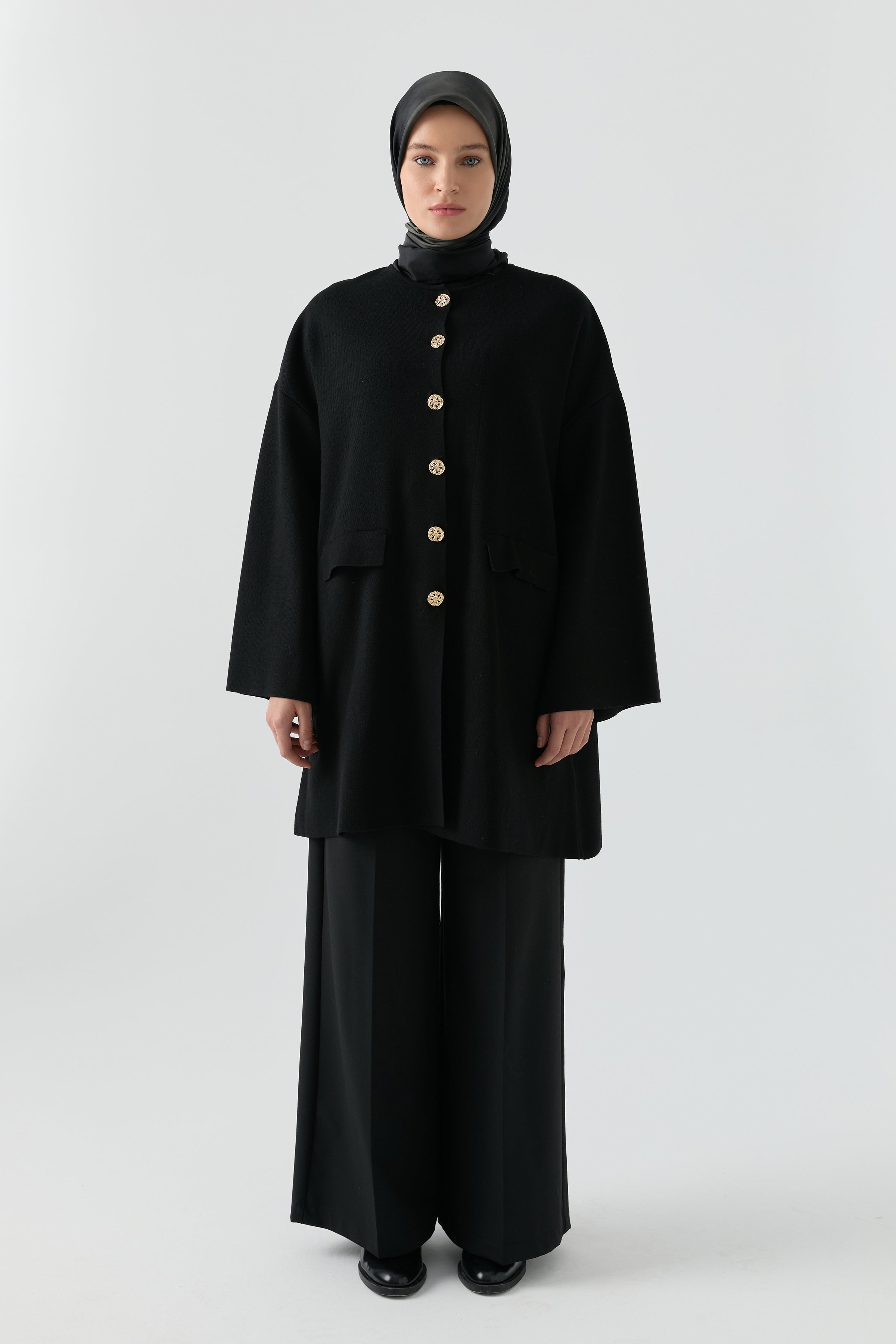 Gold Düğme Detaylı Hırka - Siyah TUGBA