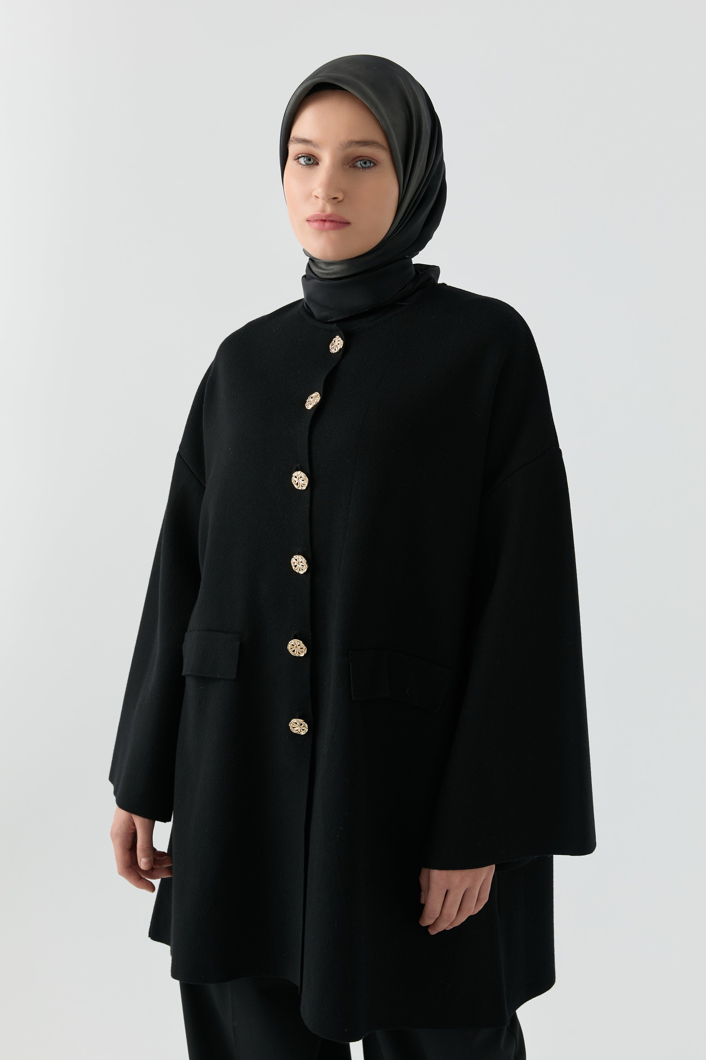 Gold Düğme Detaylı Hırka - Siyah TUGBA