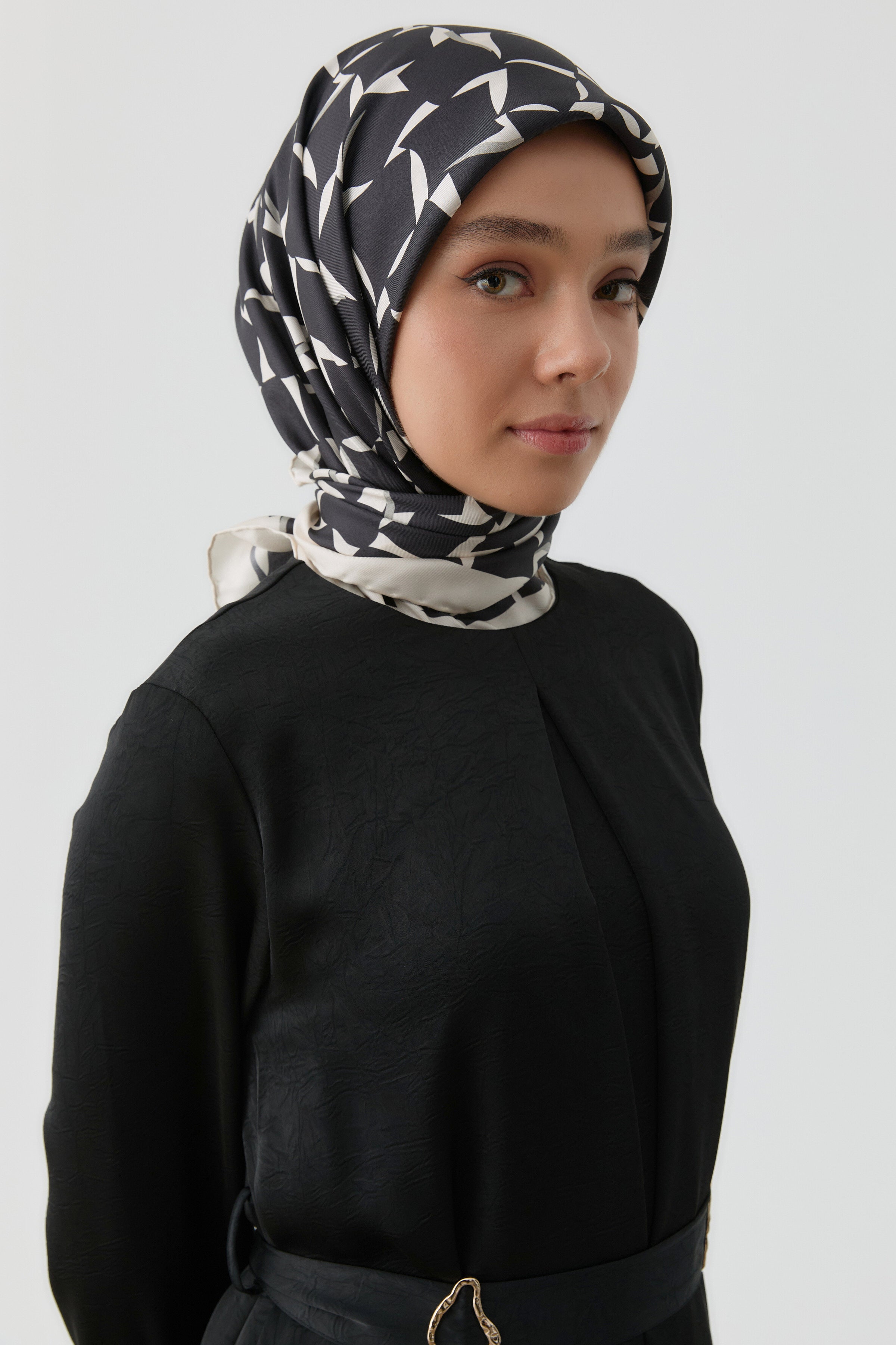 Mizan Twill İpek Eşarp - Ekru - Siyah TUGBA