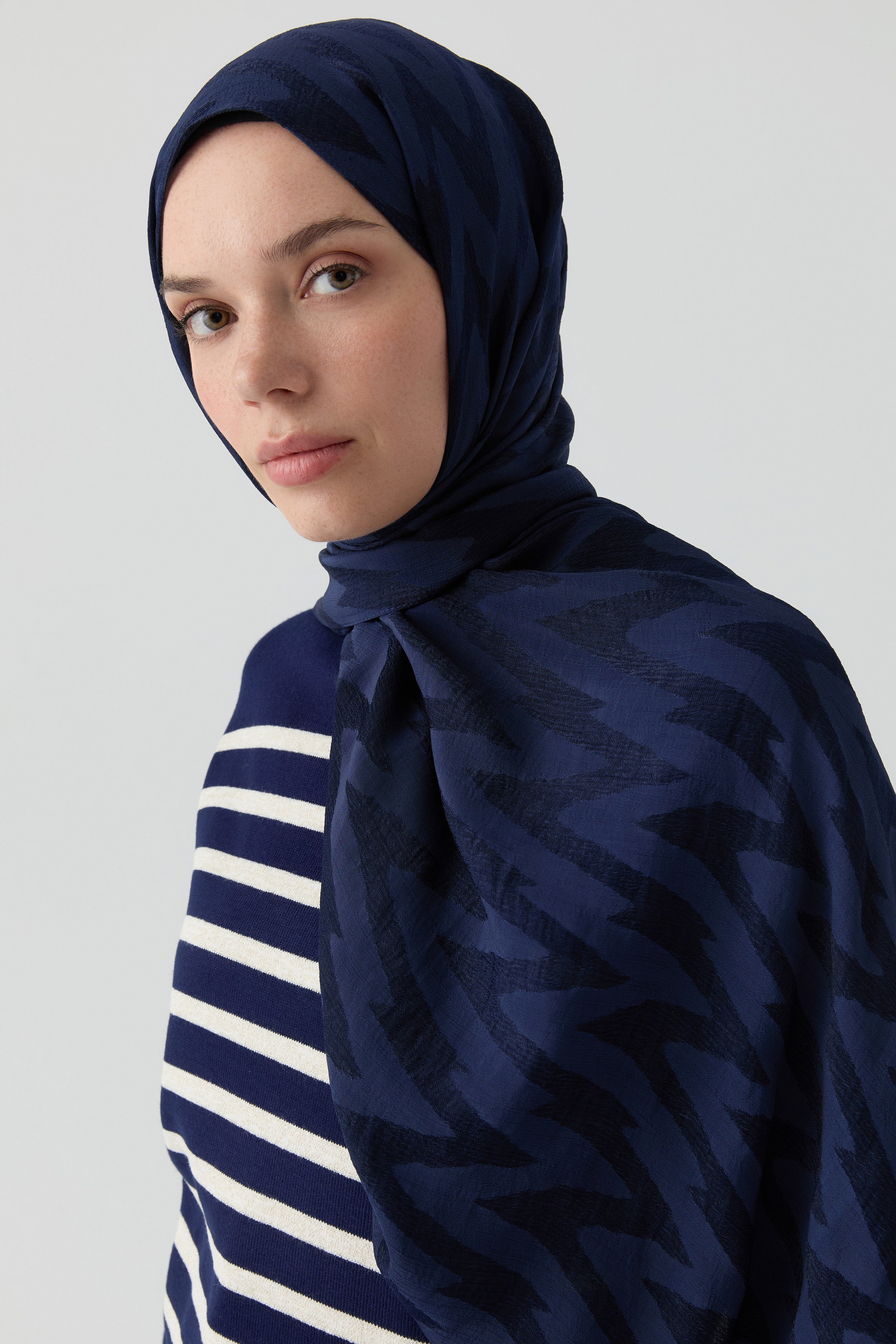 Zikzak Desenli Jakar Şal - Lacivert TUGBA