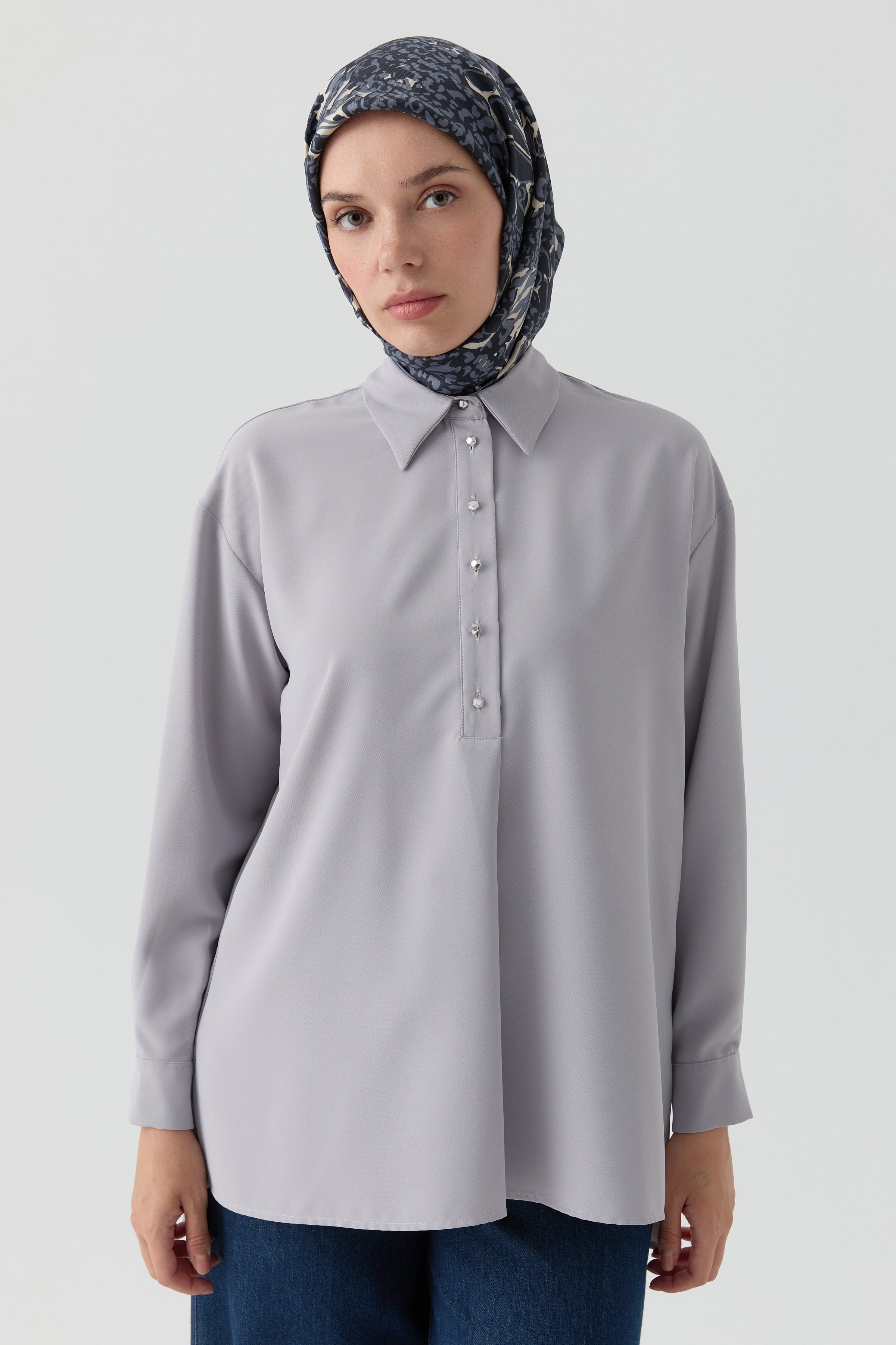 Yırtmaçlı Asimetrik Kesim Bluz - Açık Gri TUGBA