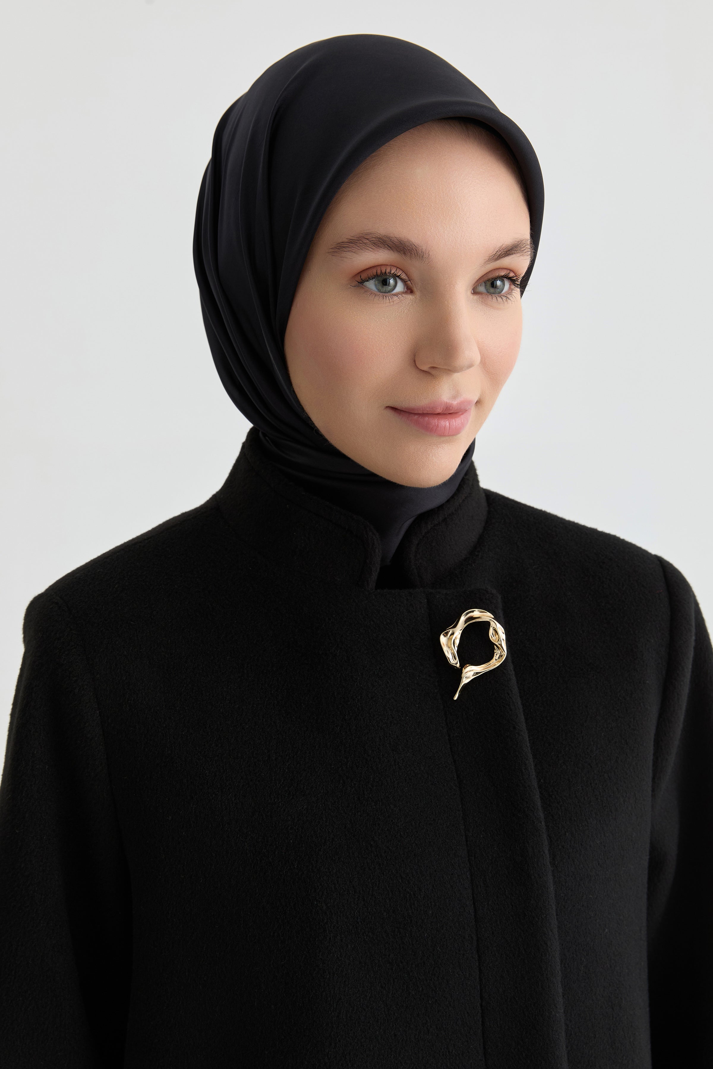 Gizli Patlı Broş Detaylı Kaban - Siyah TUGBA