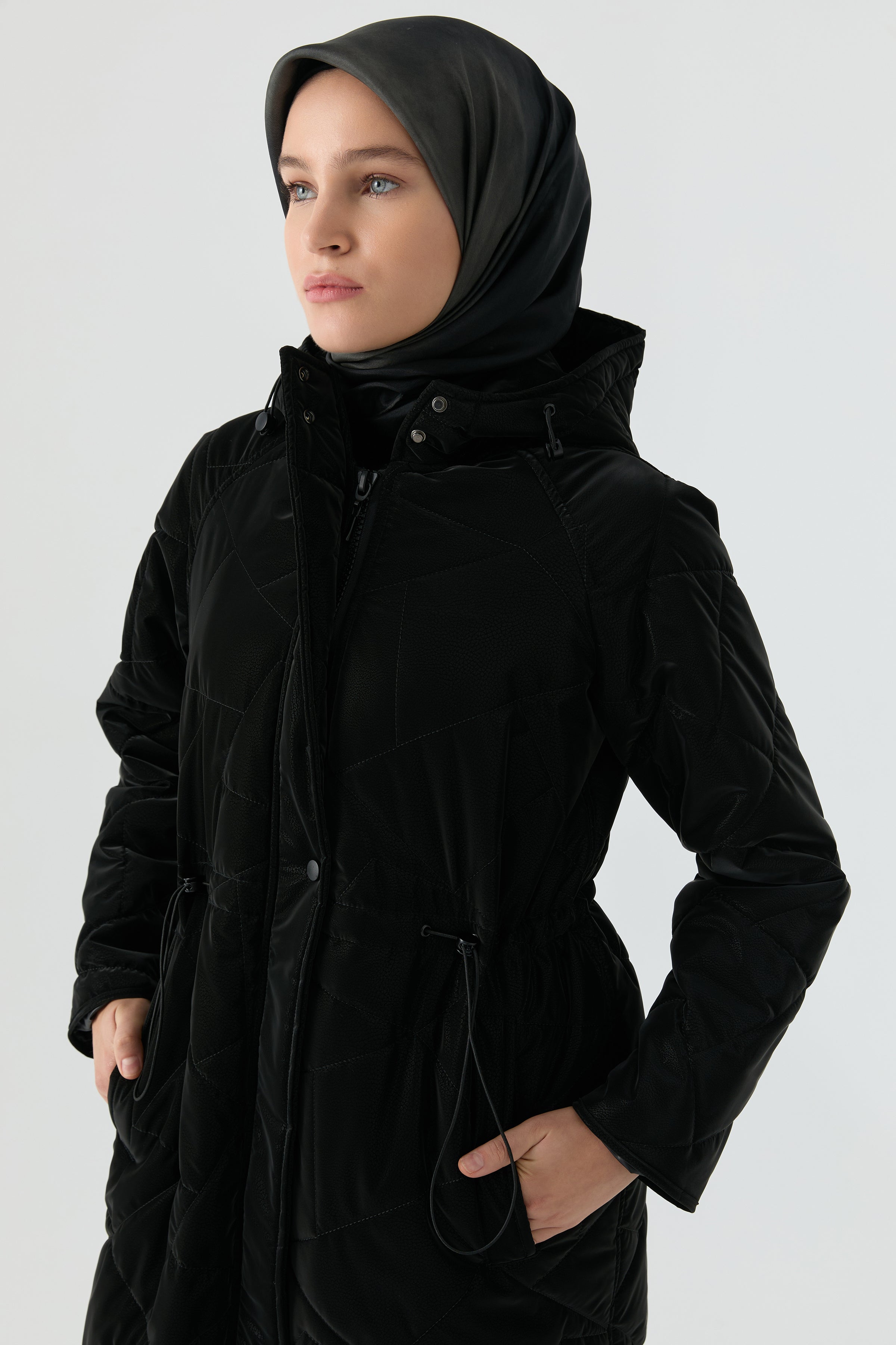 Cam Kırığı Desenli Kapitone Kaban - Siyah TUGBA