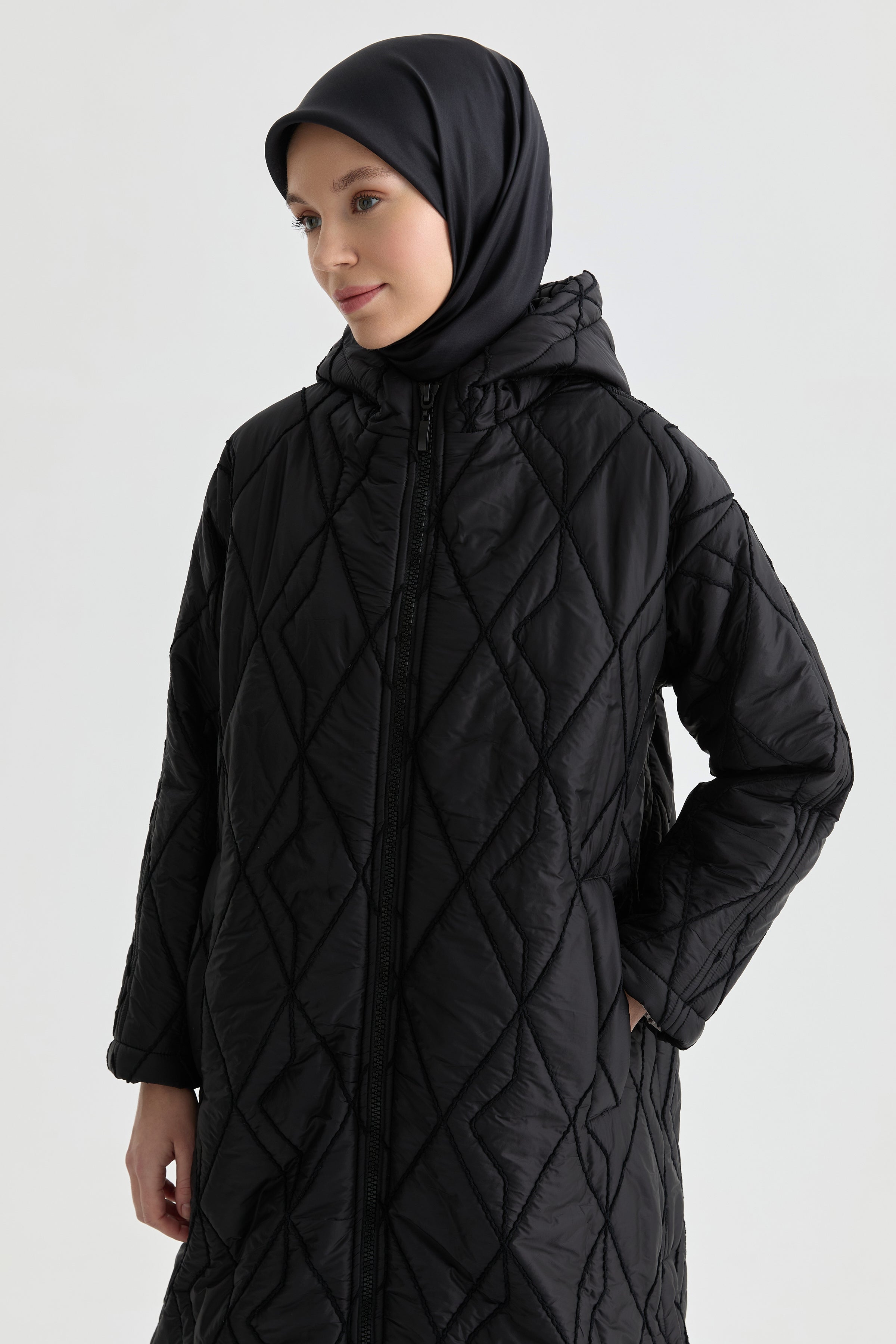 Kapüşonlu Kapitone Kaban - Siyah TUGBA
