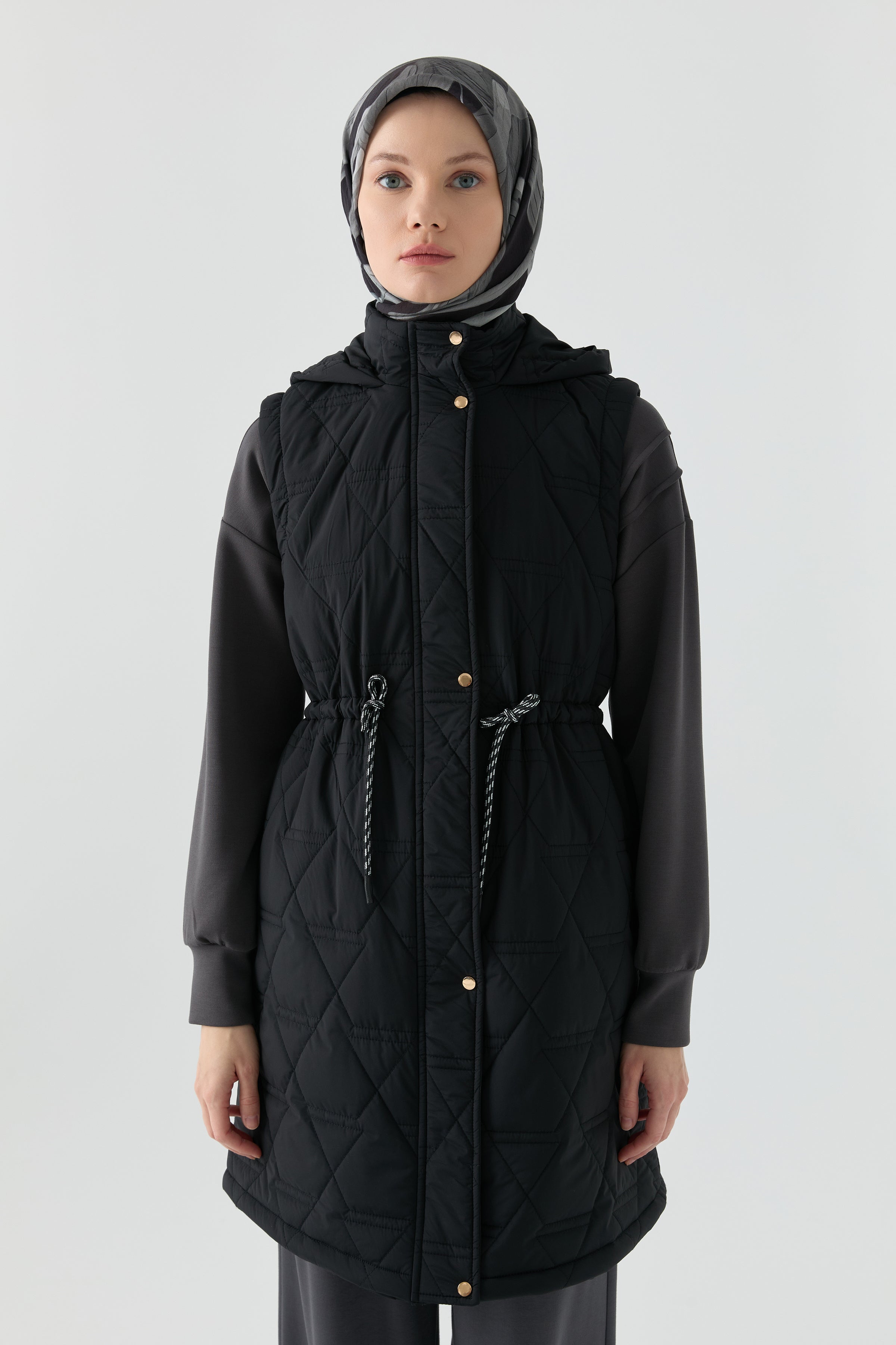 Üçgen Desenli Kapitone Yelek - Siyah TUGBA