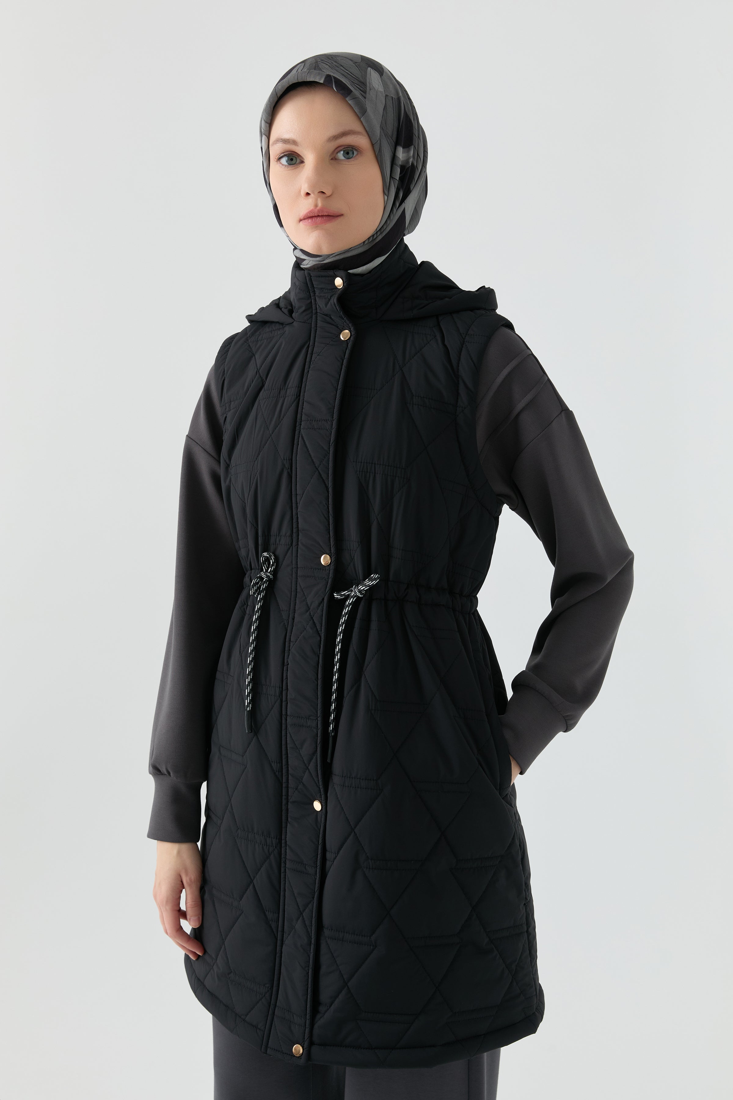 Üçgen Desenli Kapitone Yelek - Siyah TUGBA