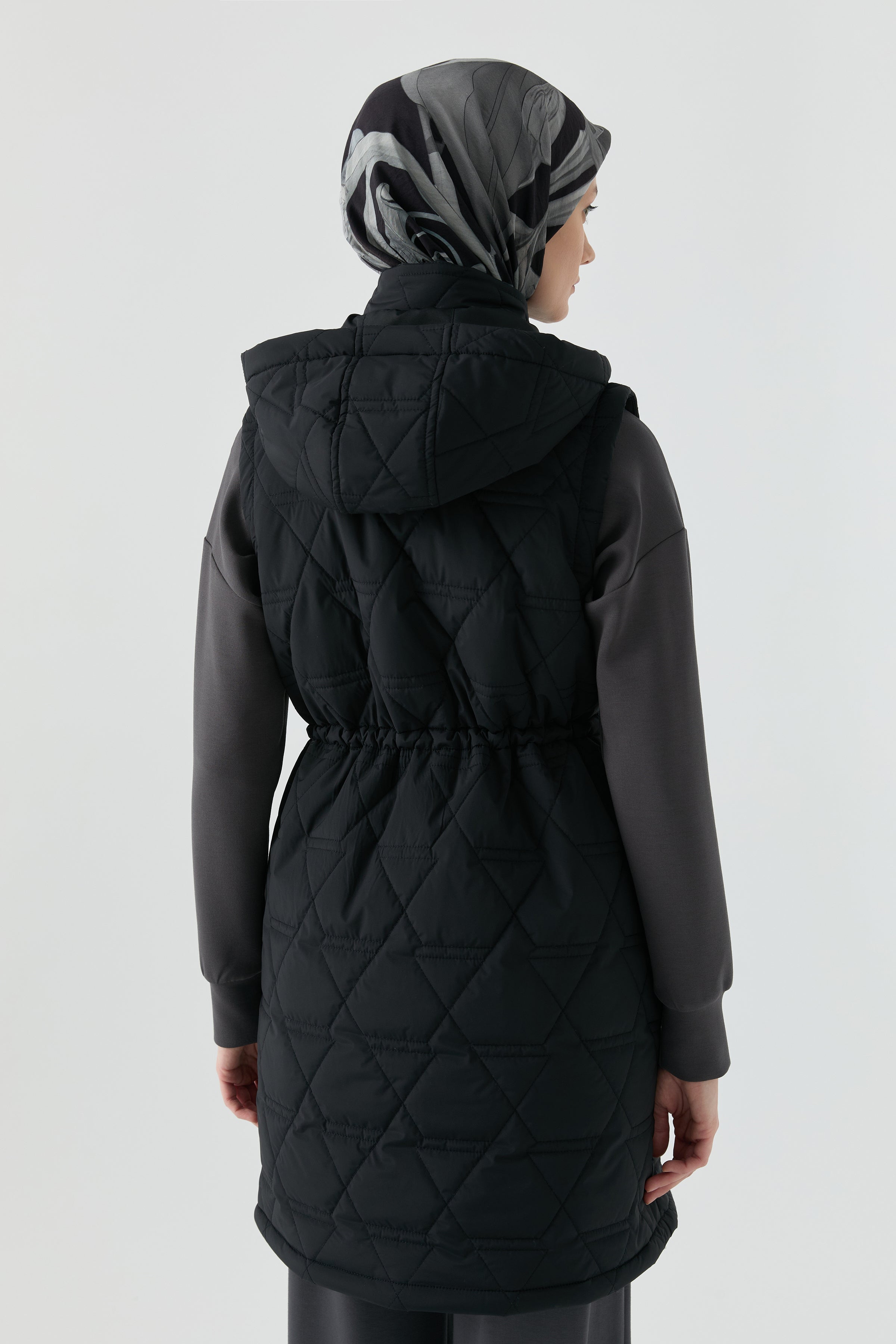 Üçgen Desenli Kapitone Yelek - Siyah TUGBA