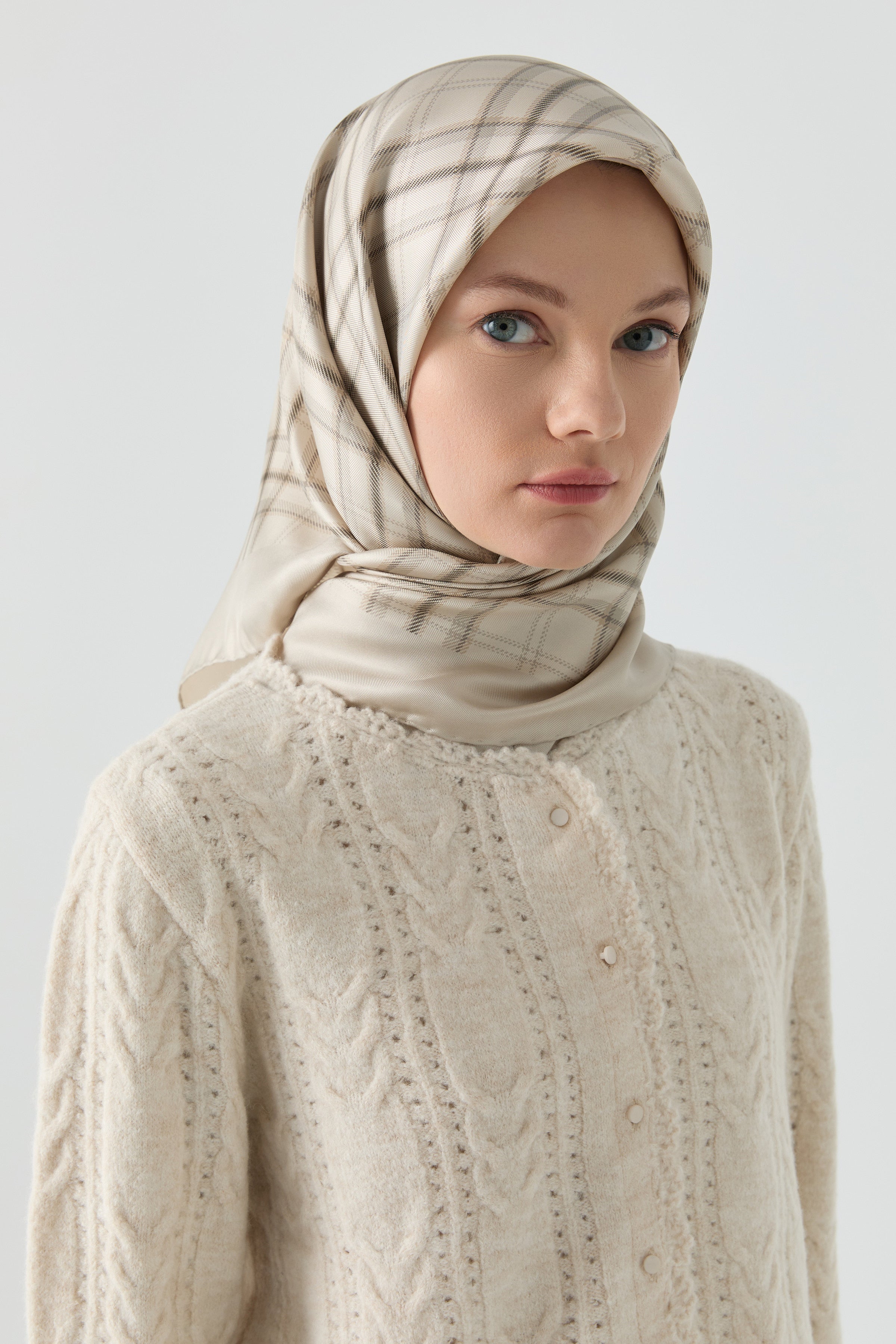 Tansel Twill İpek Eşarp - Bej TUGBA