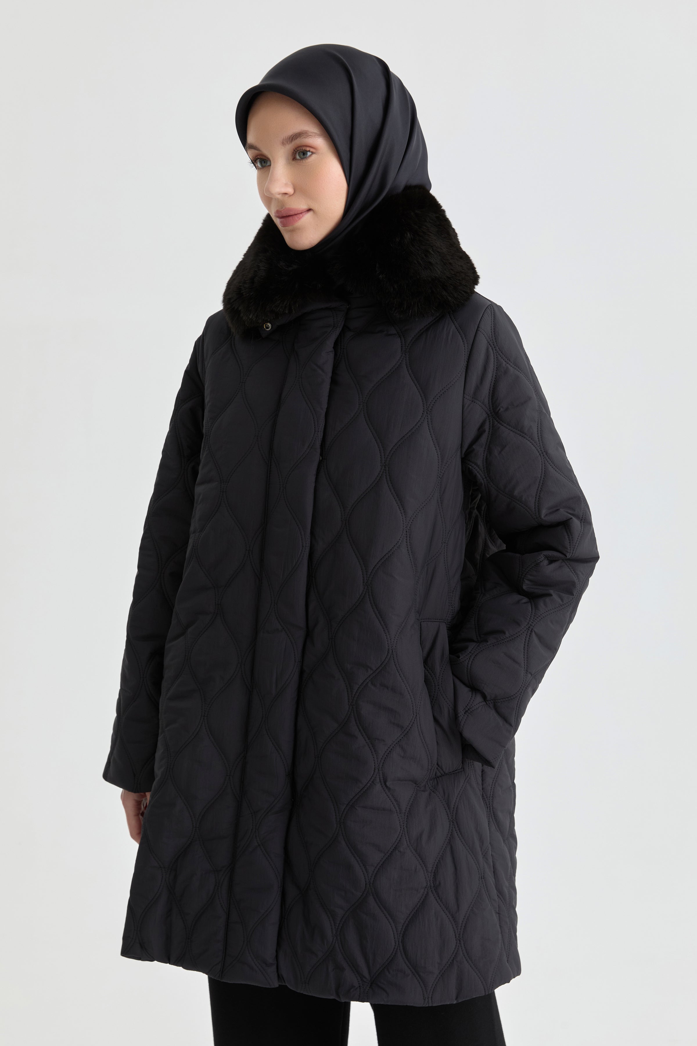 Yakası Kürk Detaylı Kaban - Siyah TUGBA