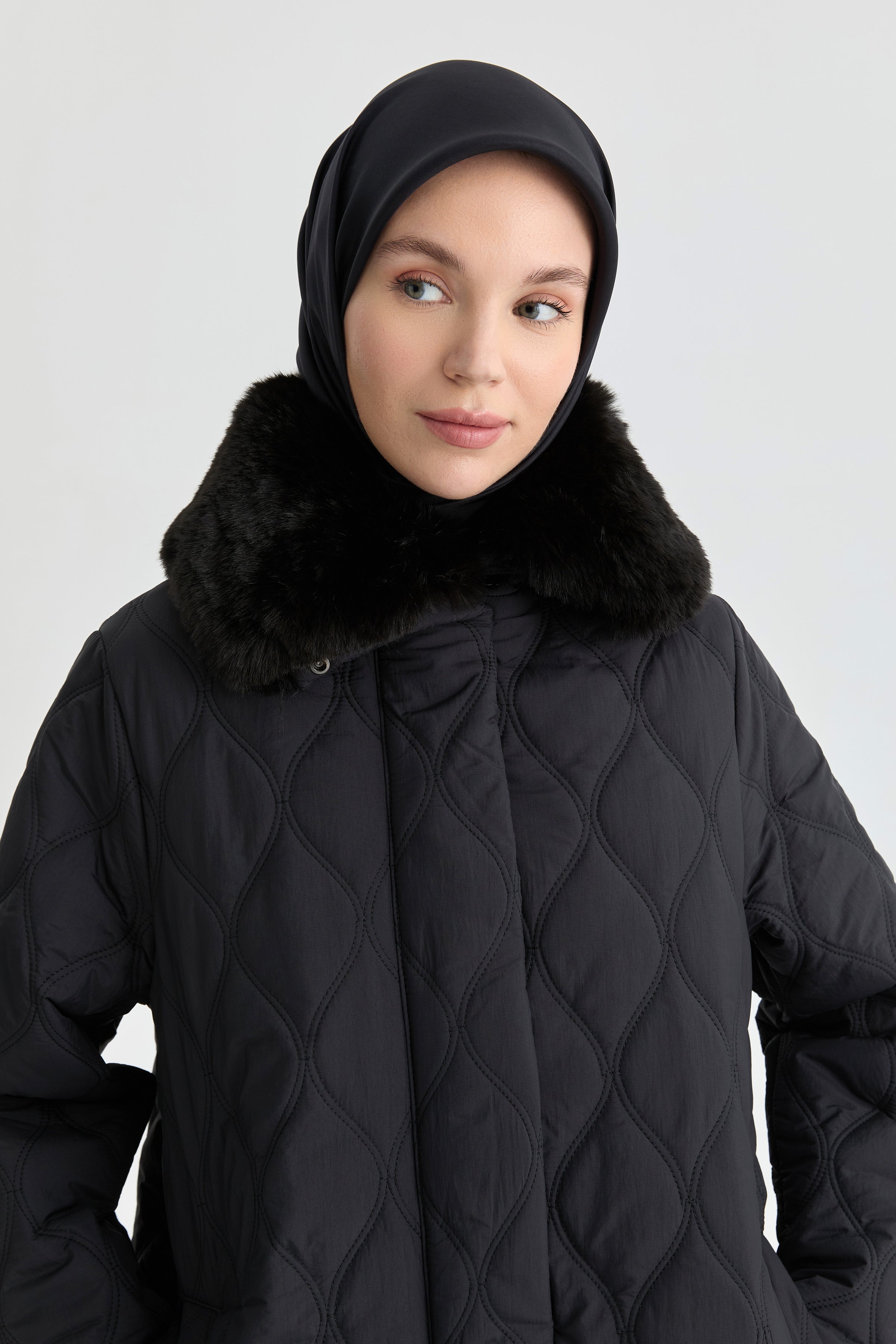 Yakası Kürk Detaylı Kaban - Siyah TUGBA