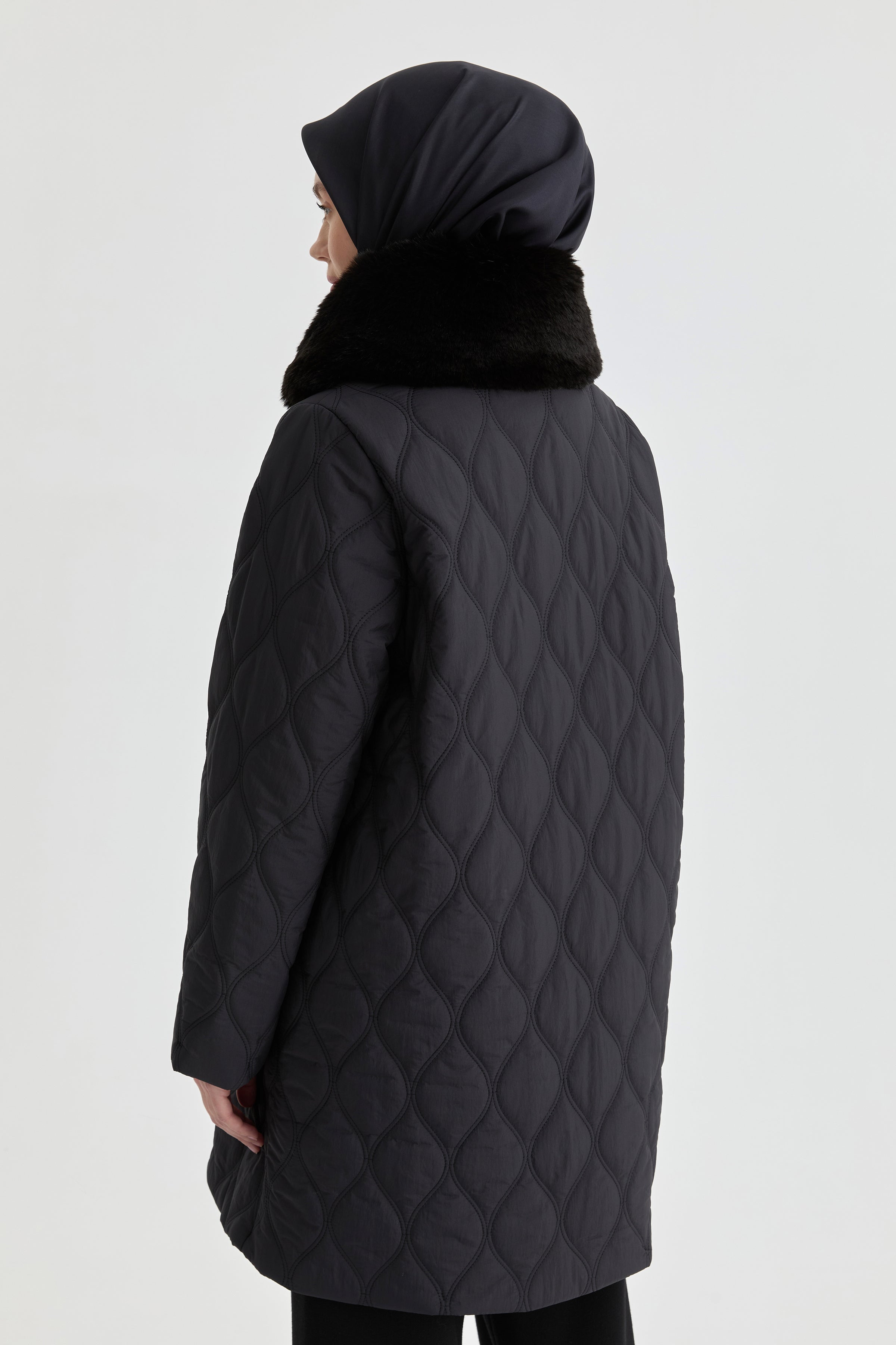 Yakası Kürk Detaylı Kaban - Siyah TUGBA