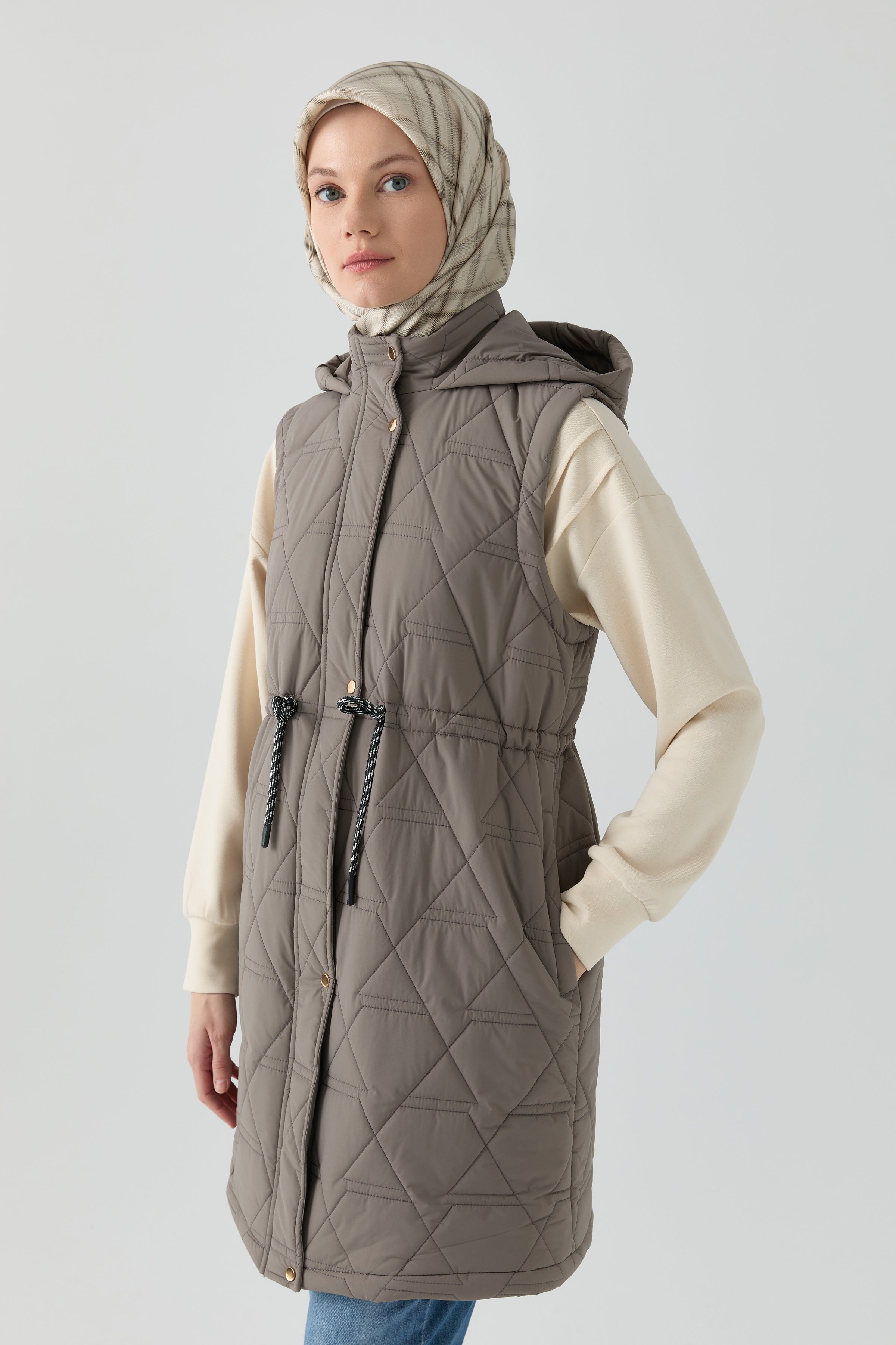 Üçgen Desenli Kapitone Yelek - Gri TUGBA