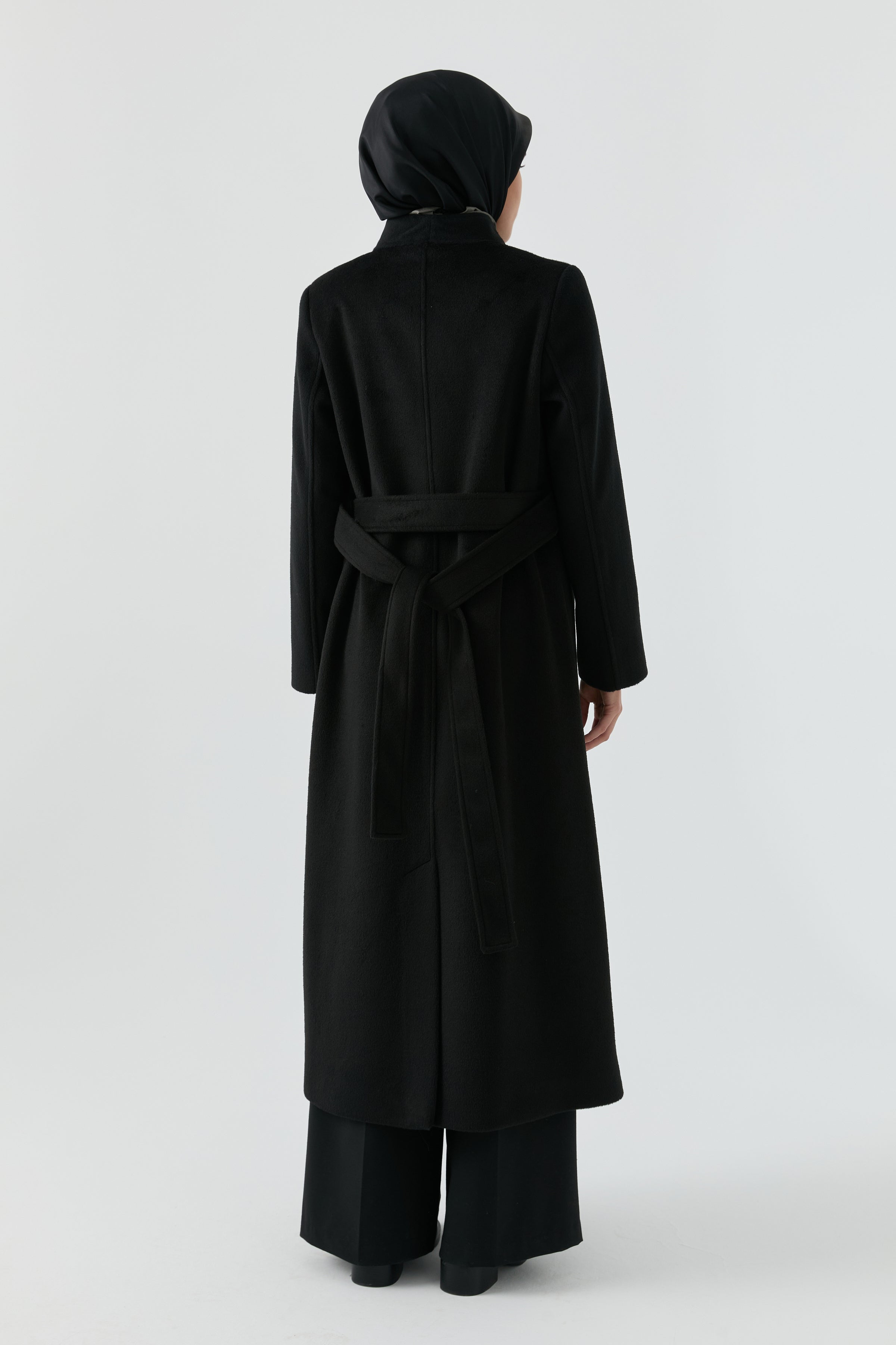 Broş Detaylı Kuşaklı Manto - Siyah TUGBA