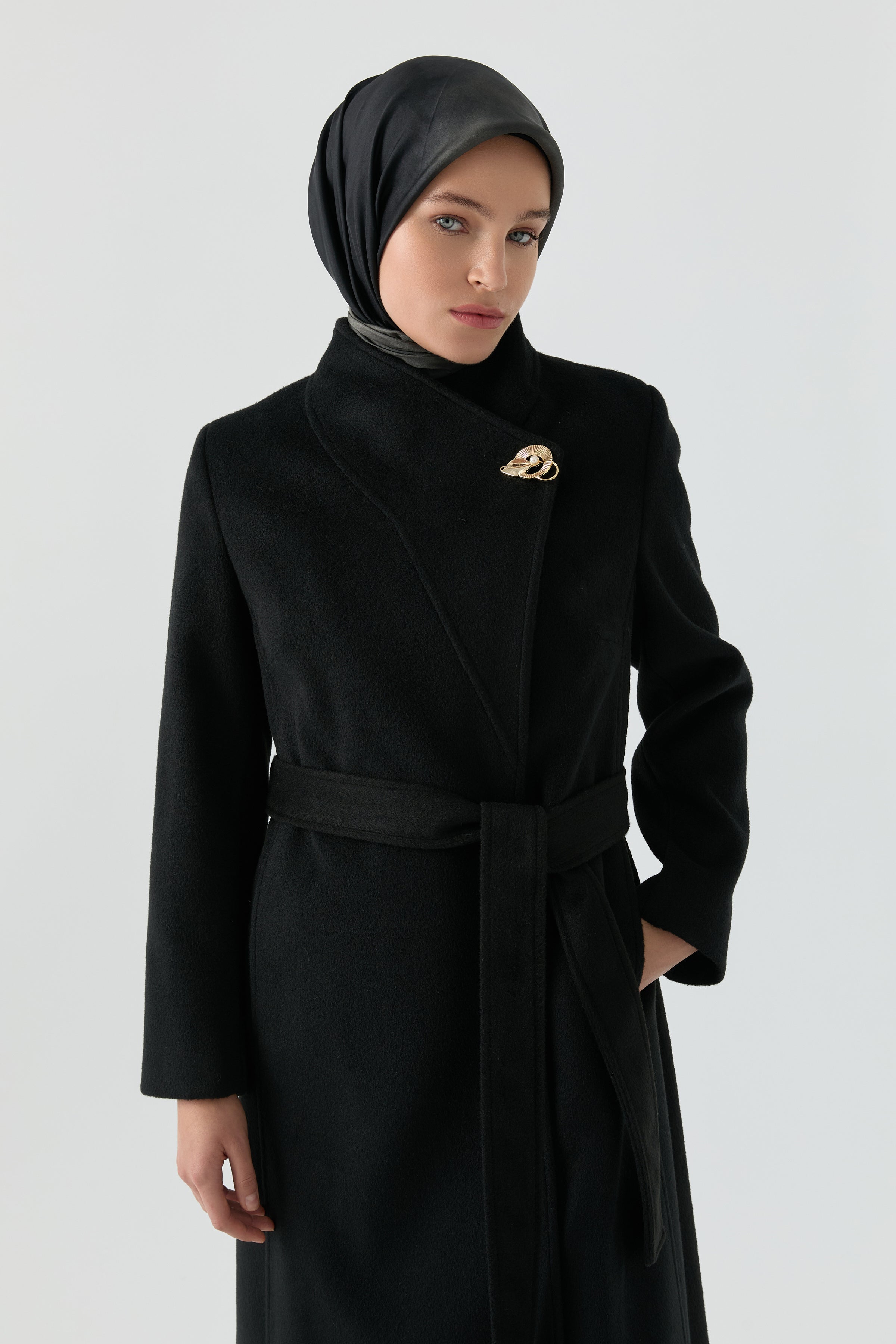 Broş Detaylı Kuşaklı Manto - Siyah TUGBA