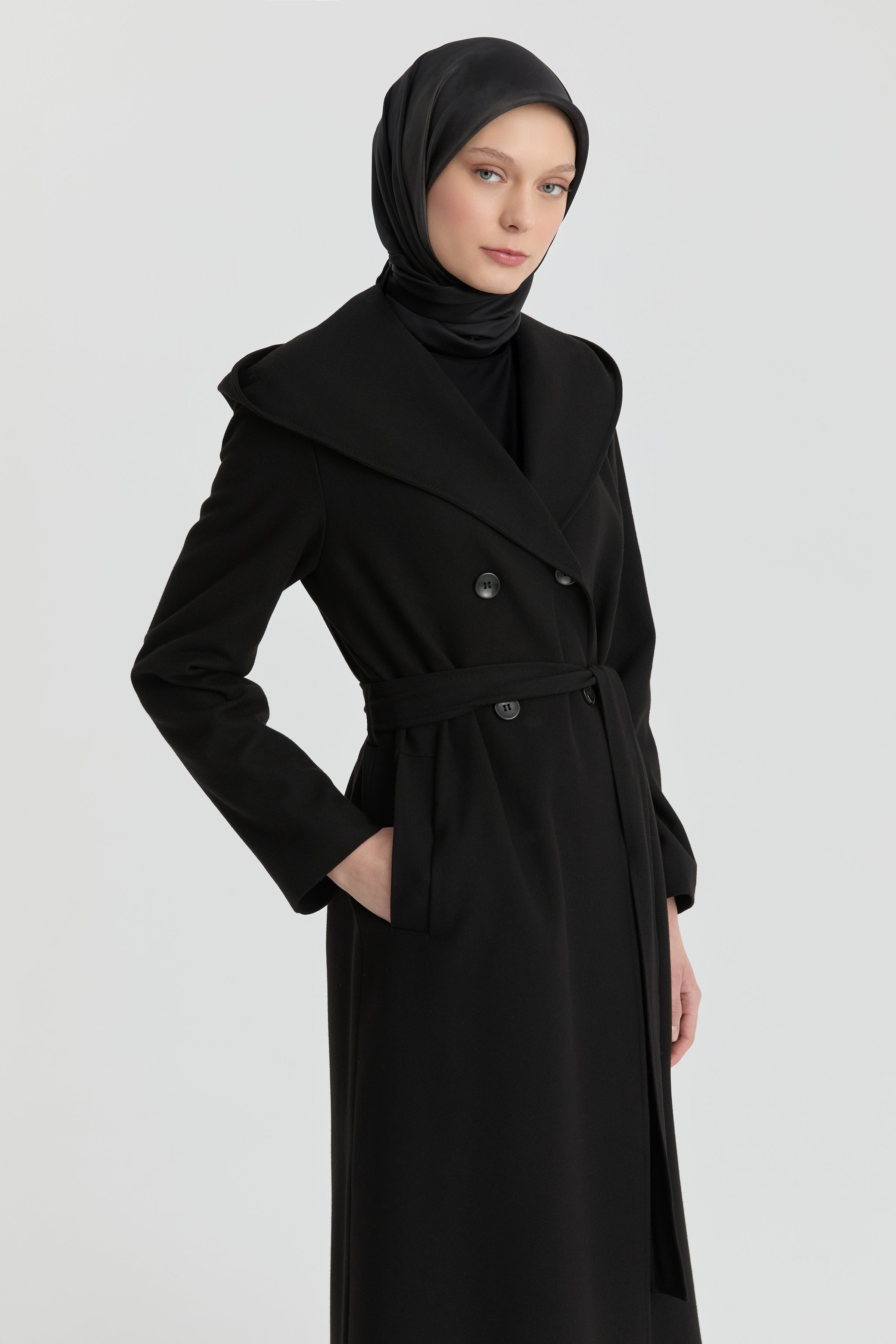 Kapüşonlu Geniş Yakalı Kaban - Siyah TUGBA