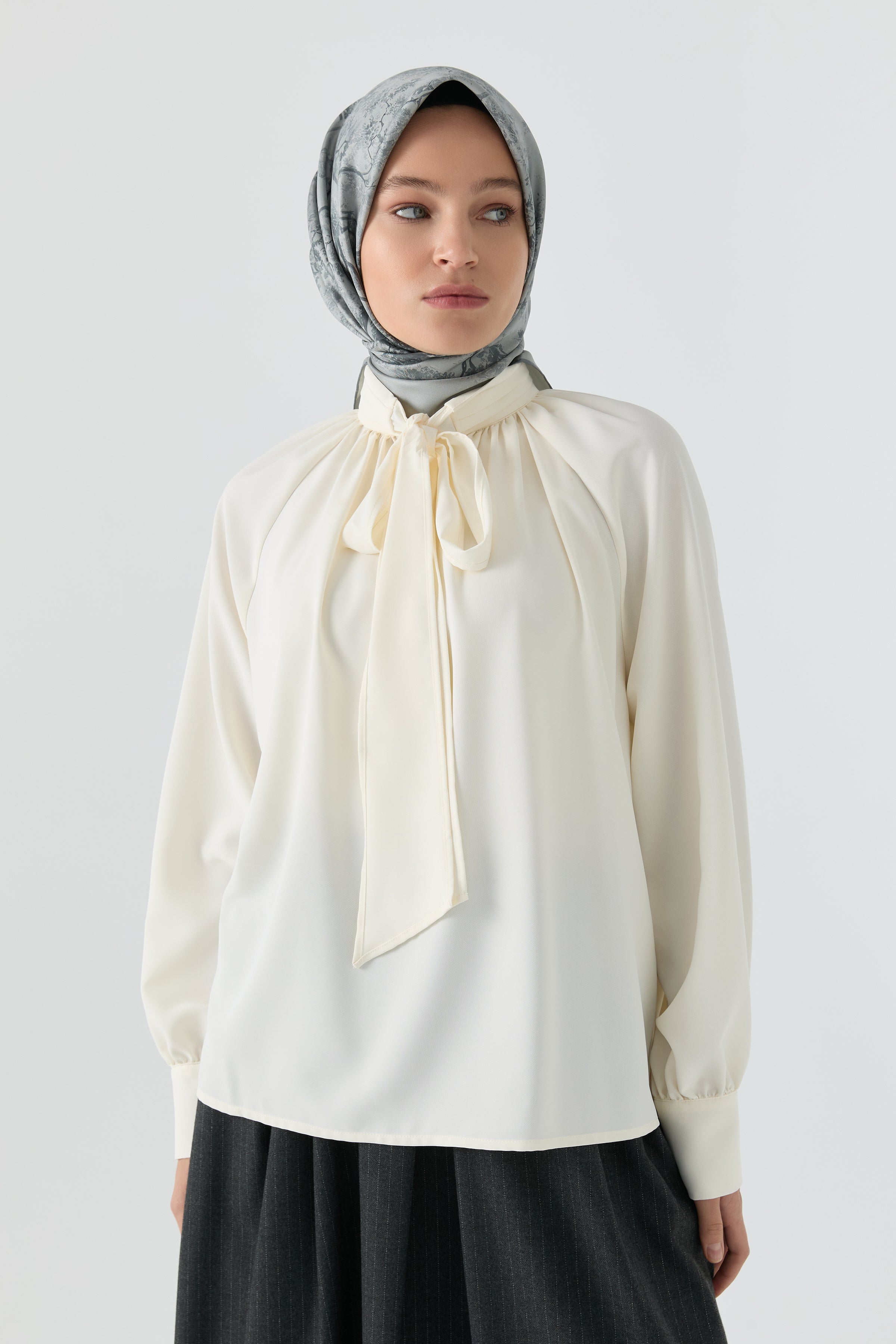 Fular Detaylı Bluz - Ekru TUGBA