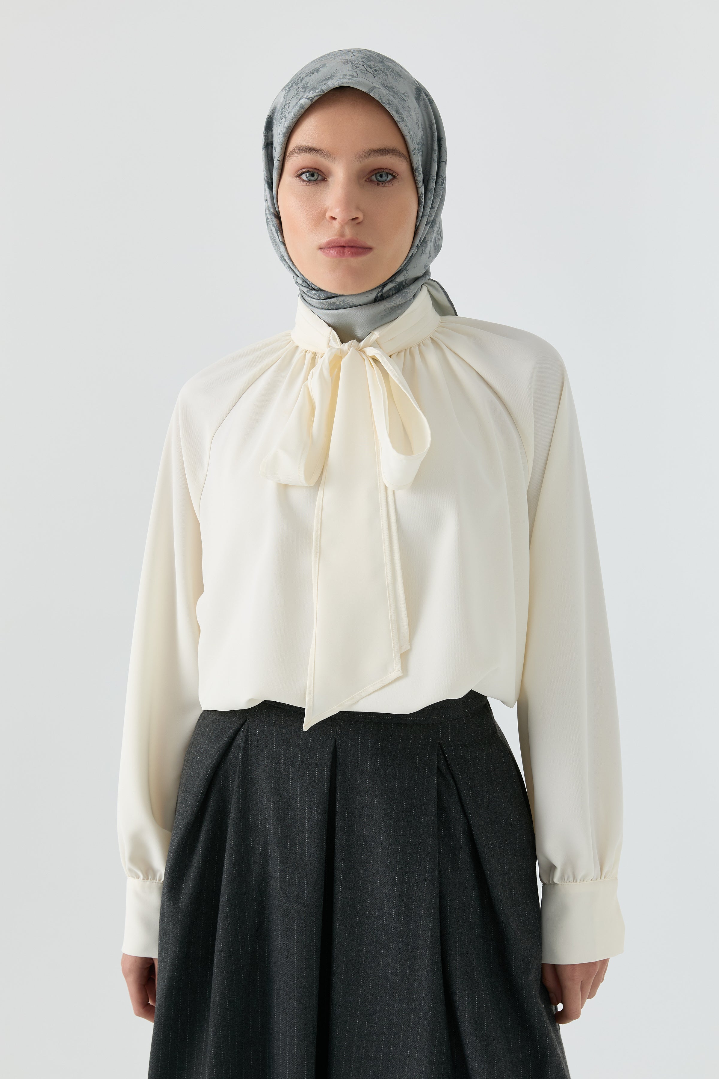 Fular Detaylı Bluz - Ekru TUGBA