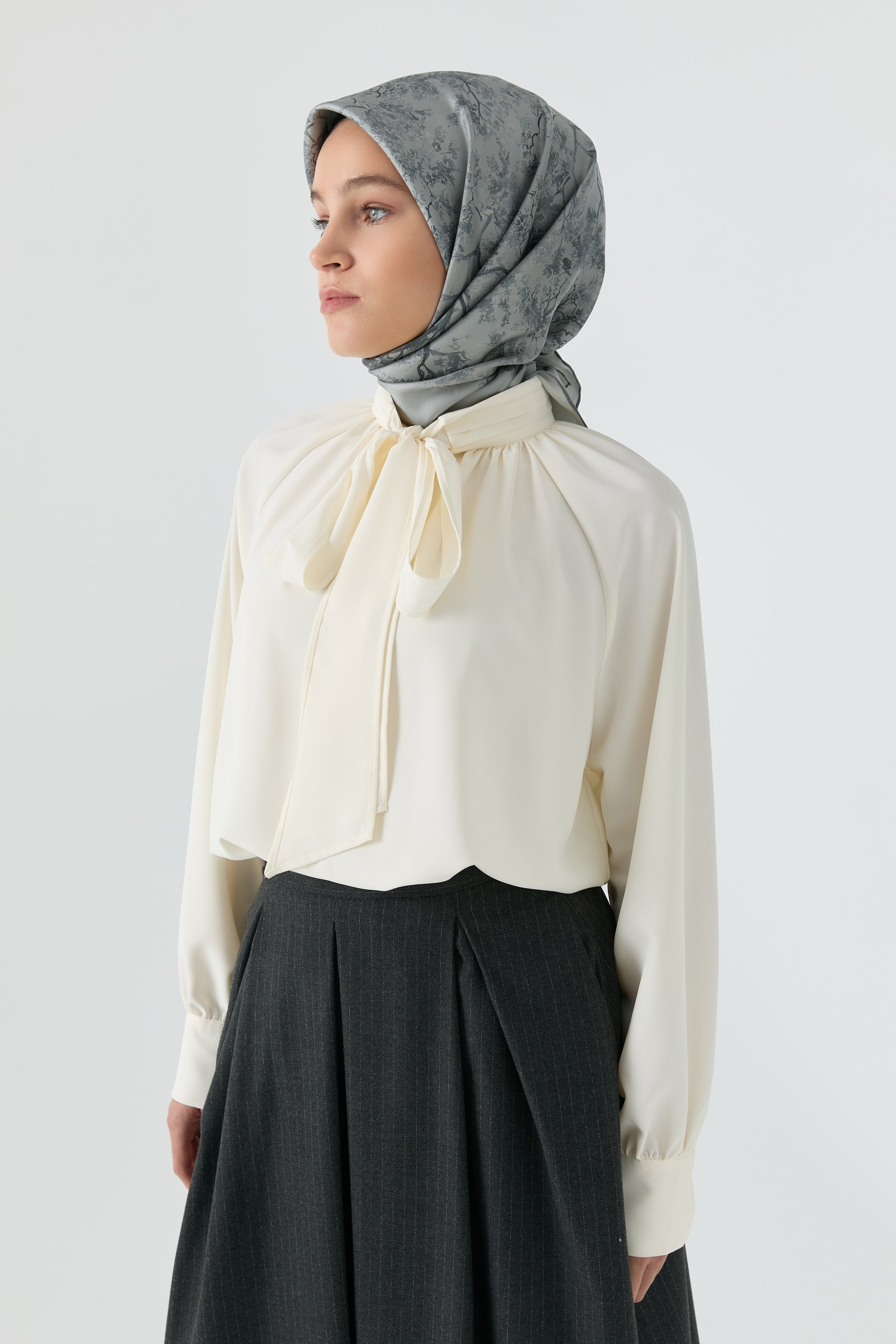 Fular Detaylı Bluz - Ekru TUGBA
